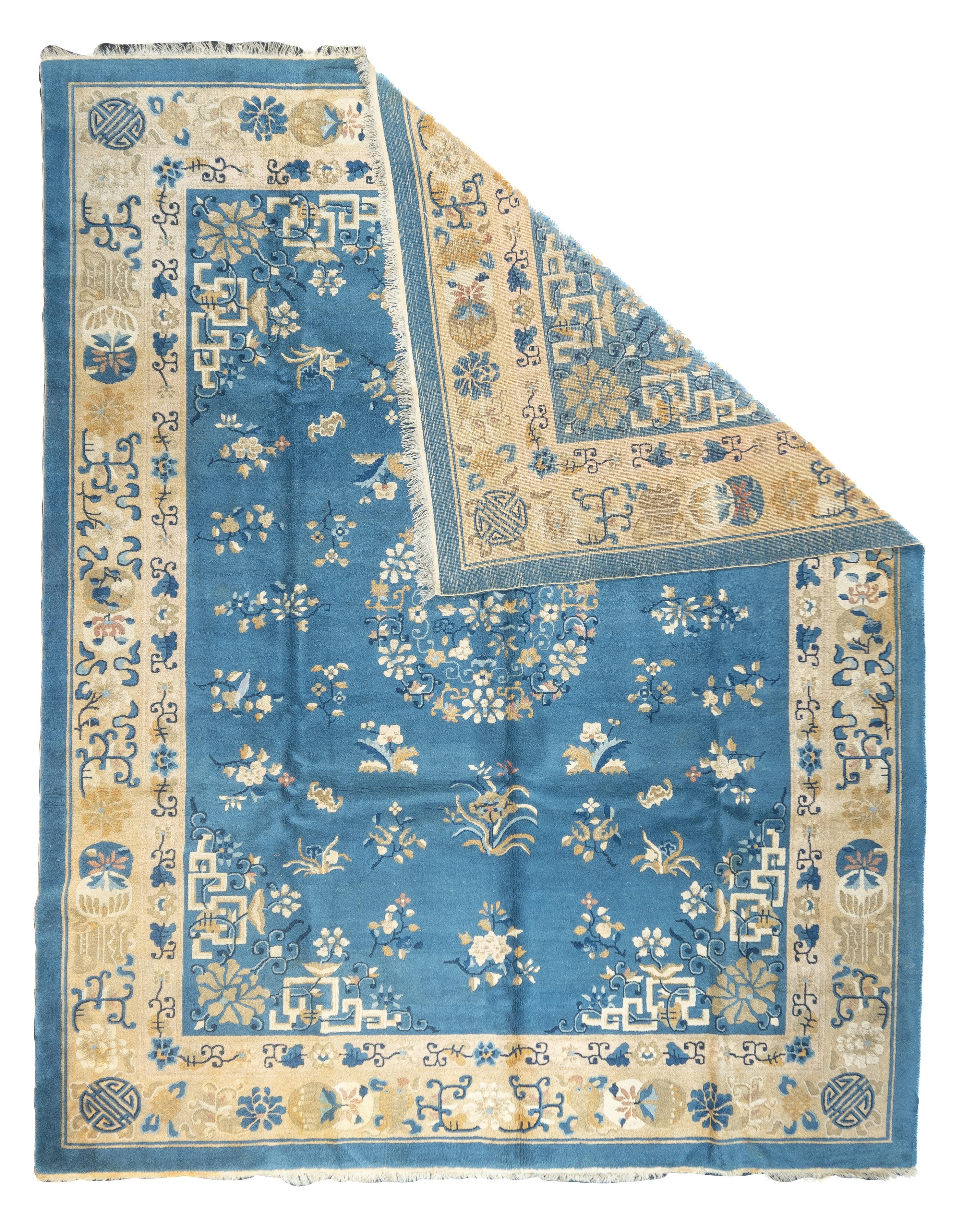 Ancien tapis chinois de Pékin 9'3'' x 11'8''.  Terme générique désignant tous les tapis fabriqués dans les limites de l'Empire du Milieu, y compris : Ningxia (centre-nord de la Chine), Pékin (tissé dans la capitale), Tientsin (Tianjian,