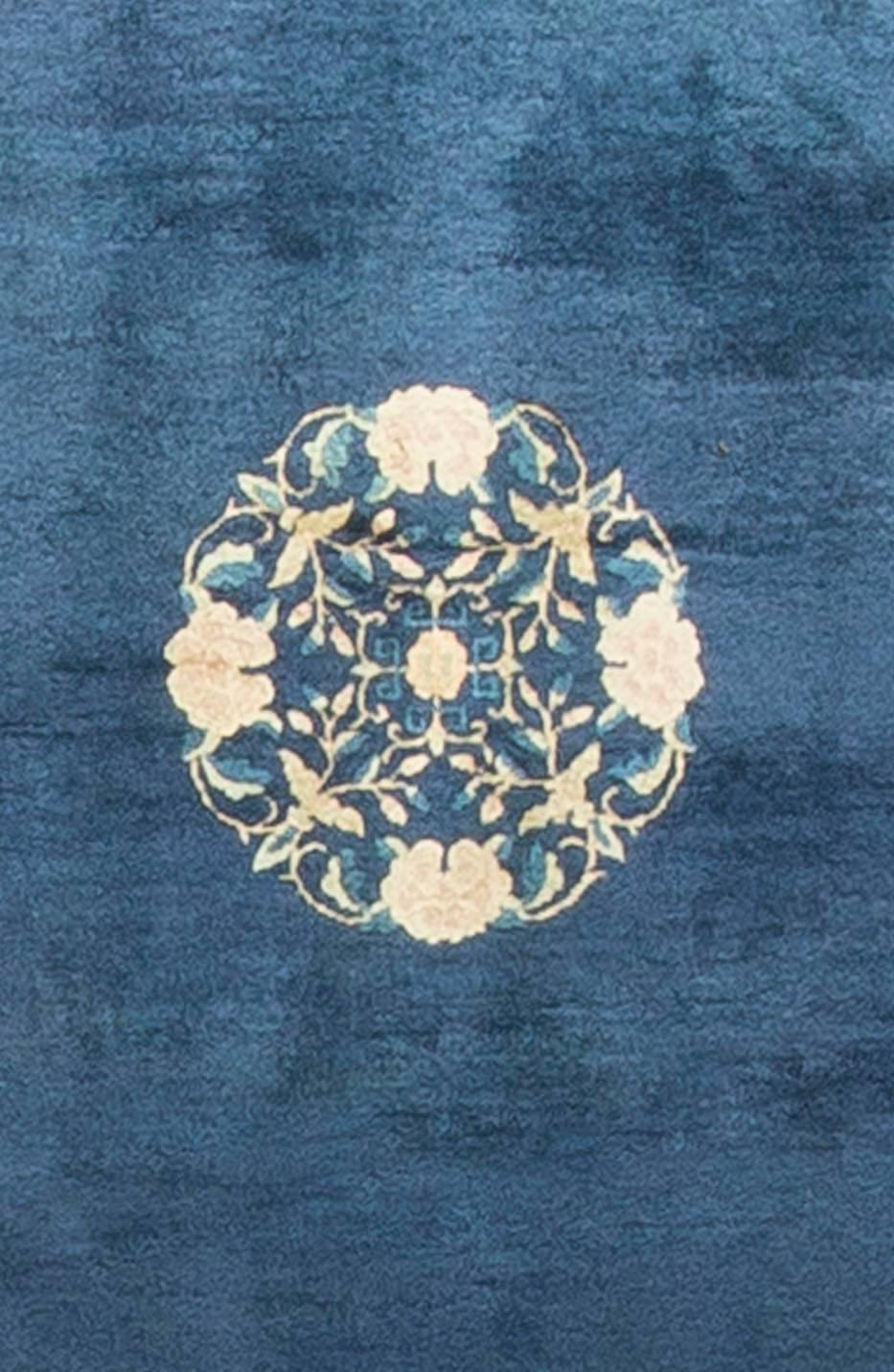 Tapis chinois ancien de Pékin, vers 1900. Le tissage à Pékin a commencé vers la fin du XIXe siècle, lors de la renaissance de la fabrication de tapis chinois, lorsque les autres régions de tissage, comme le Ningxia, se sont déplacées vers la