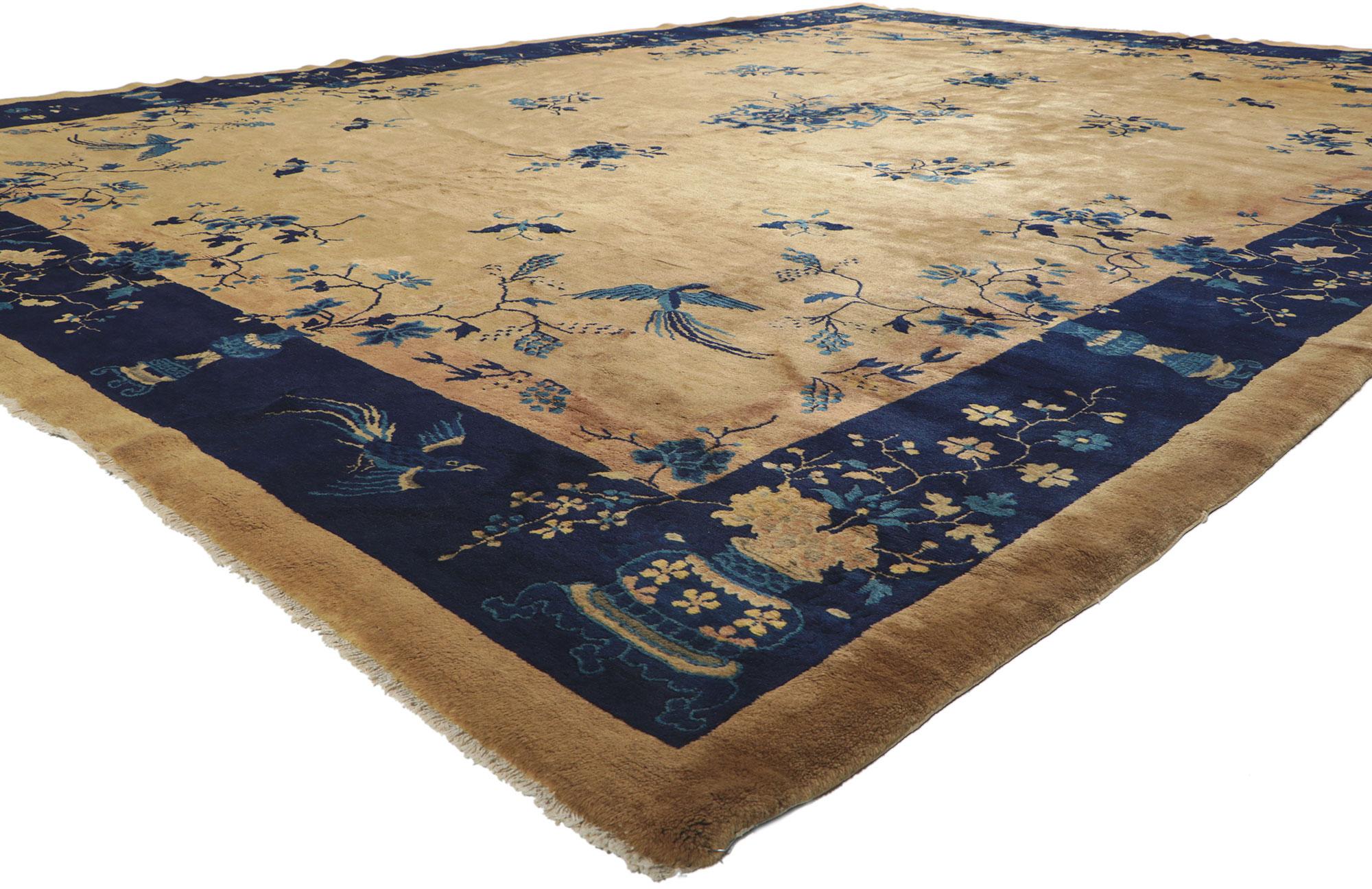 72180 Fin du 19e siècle, ancien tapis chinois de Pékin de style Chinoiserie 11'00 x 14'05. Ce magnifique tapis ancien de Pékin présente un motif complexe mais traditionnel qui s'étend sur cette composition à la fois somptueuse et majestueuse. Un