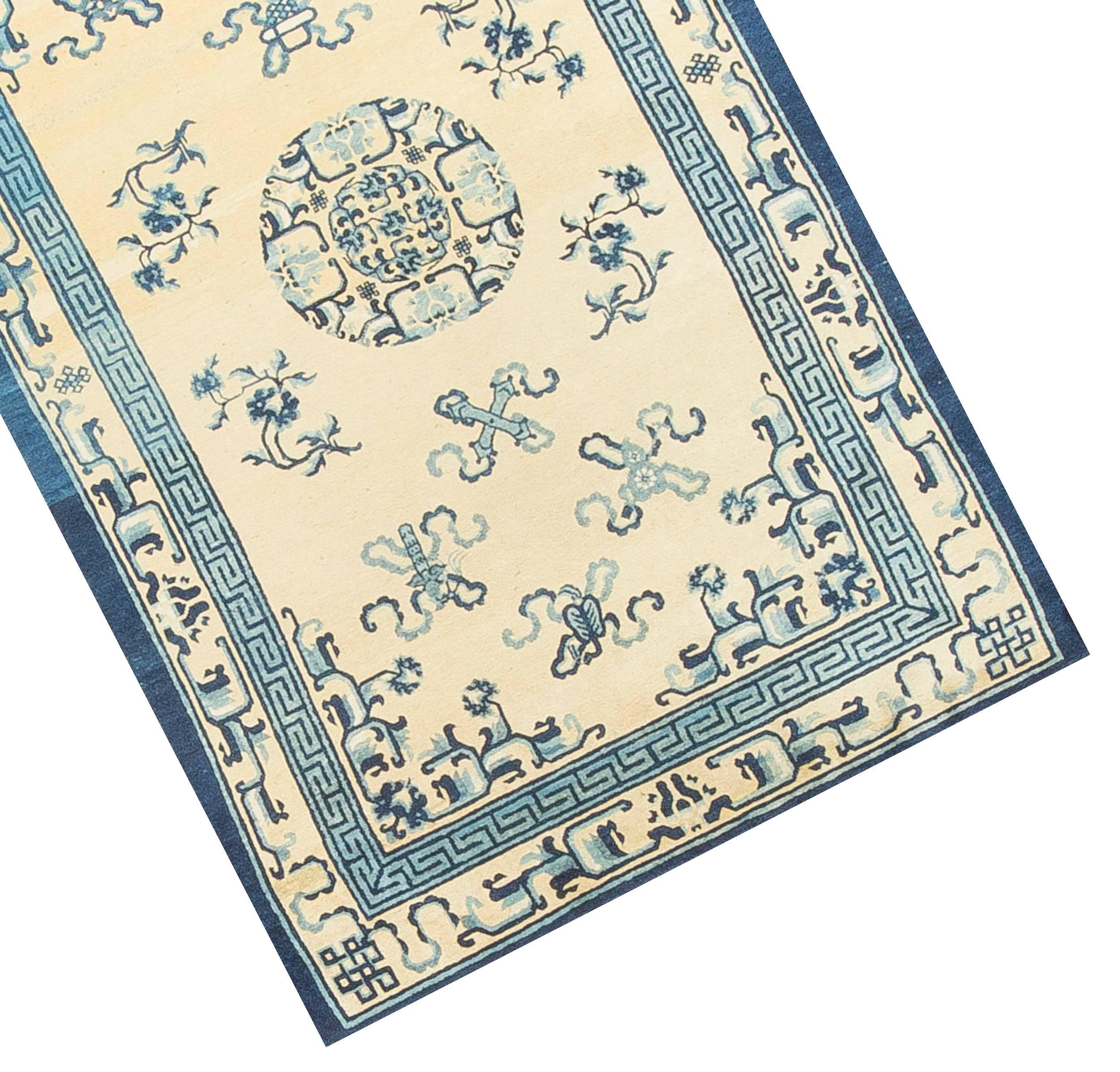 Le tissage à Pékin a commencé vers 1900, lors de la renaissance de la fabrication de tapis chinois, lorsque les autres régions de tissage, comme le Ningxia, se sont déplacées vers la capitale. Les tapis pékinois sont généralement minimalistes, avec