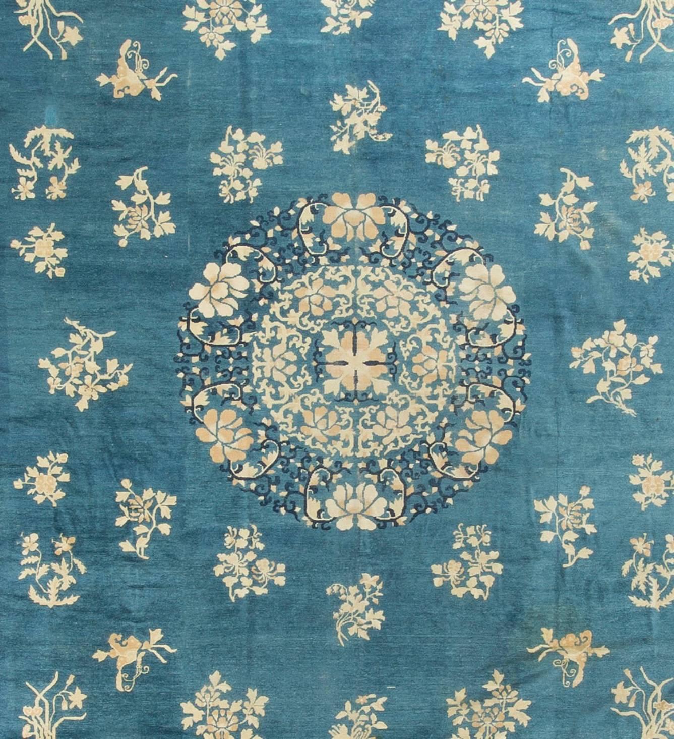 Tapis chinois ancien de Pékin, vers 1900. Le tapis est bas par endroits, ce qui ajoute à la patine naturelle et à la beauté du tapis. Le tissage à Pékin a commencé vers 1900, lors de la renaissance de la fabrication de tapis chinois, lorsque les