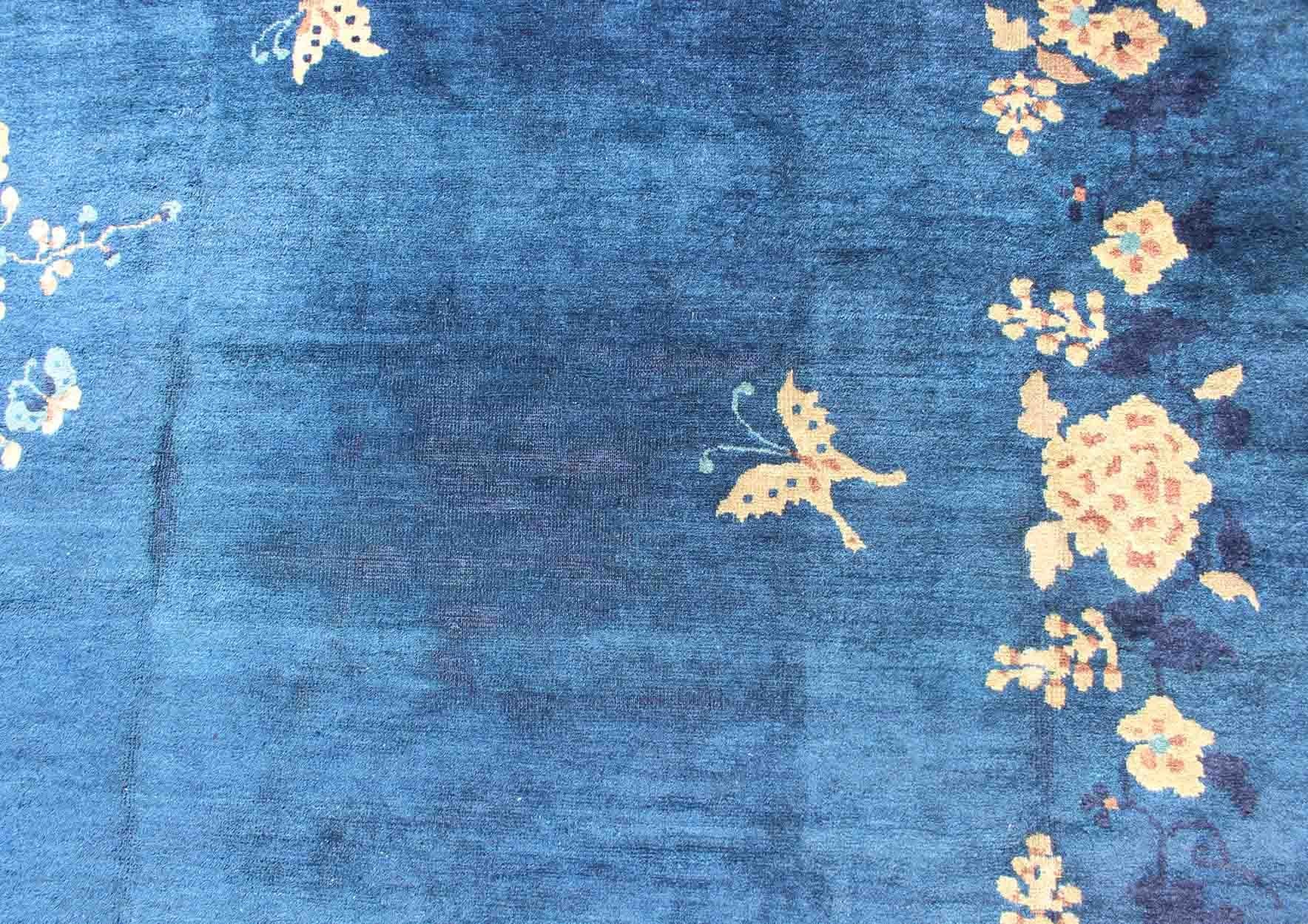 Antiker chinesischer Peking-Teppich in Marineblau mit Medaillon-Blumenvasen und Weinreben  im Angebot 2