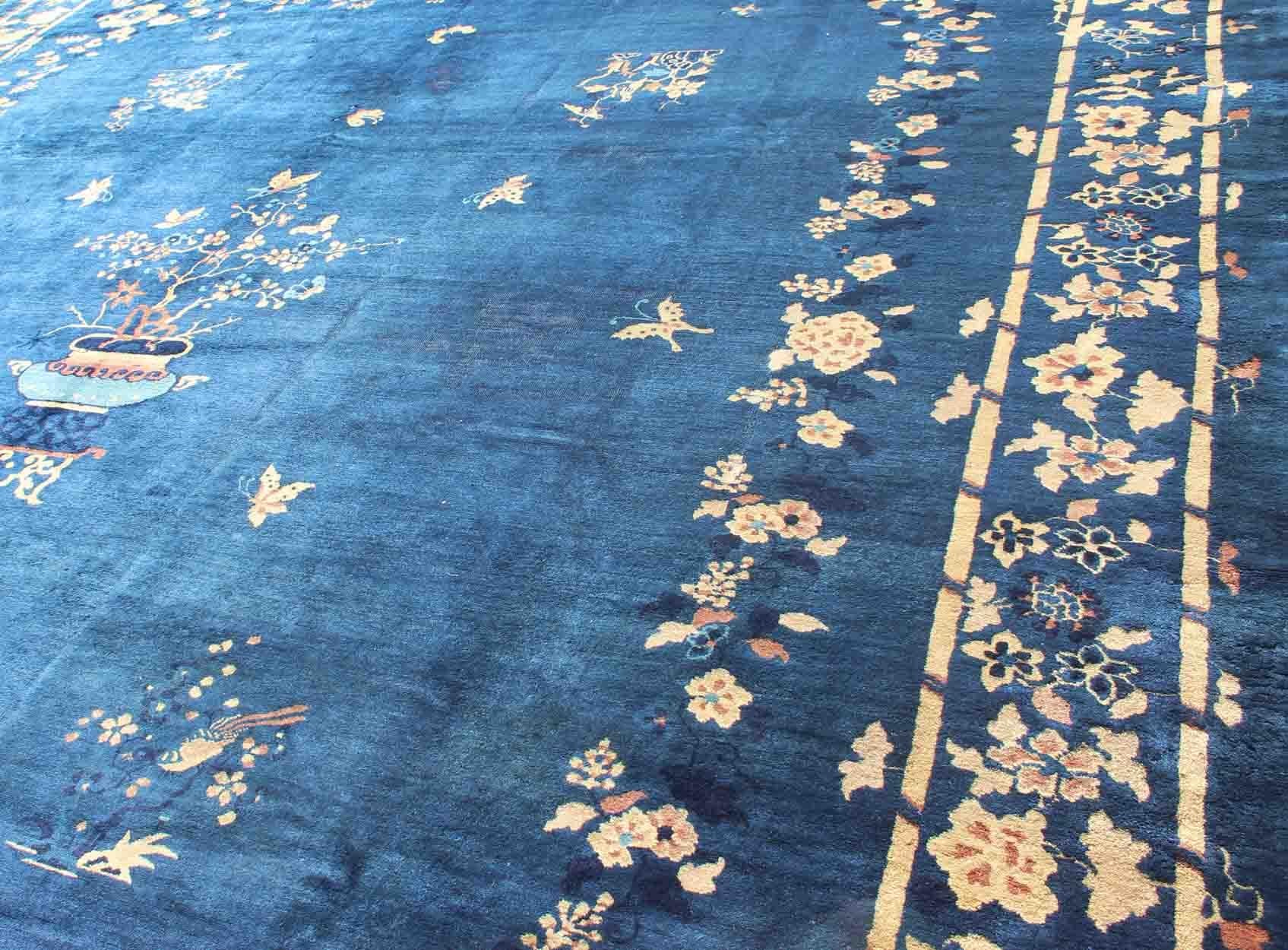 Antiker chinesischer Peking-Teppich in Marineblau mit Medaillon-Blumenvasen und Weinreben  im Angebot 5