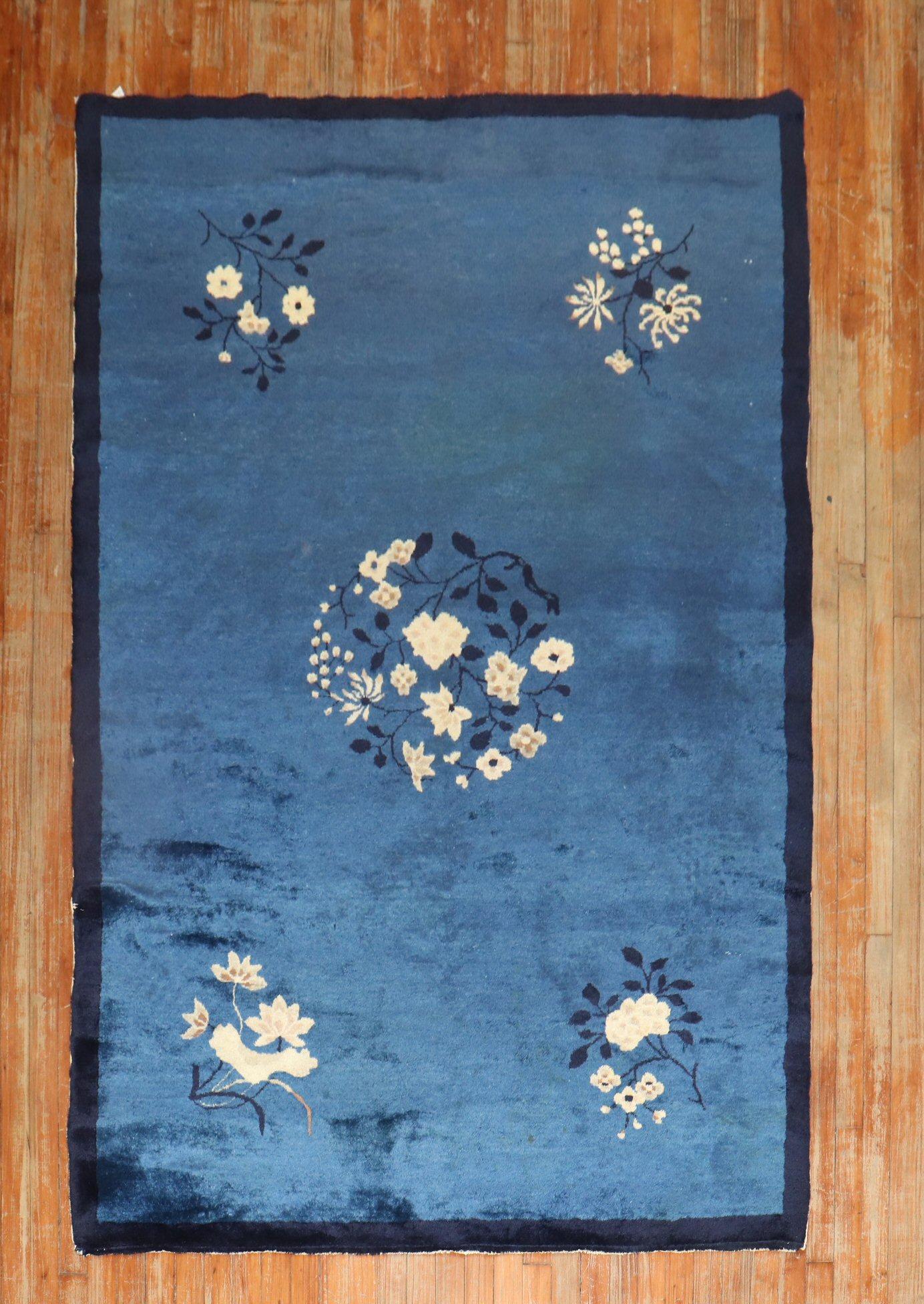 Chinesischer Teppich mit floralem Muster aus der Mitte des 20. Jahrhunderts, überwiegend marineblau

Maße: 4'10'' x 7'8''.