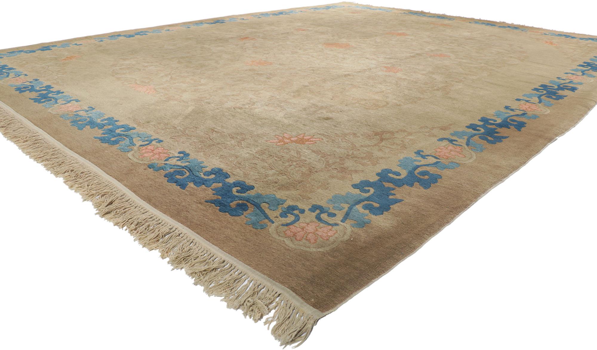 78231 Tapis chinois antique de Pékin,  09'04 x 11'08.
Rendu en nuances variées de tan, sable, céruléen, écru, bleu, pêche, rouille, taupe, latte et moka avec d'autres couleurs d'accentuation. Usure due à l'âge. Quelques taches. Abrash. Laine nouée à