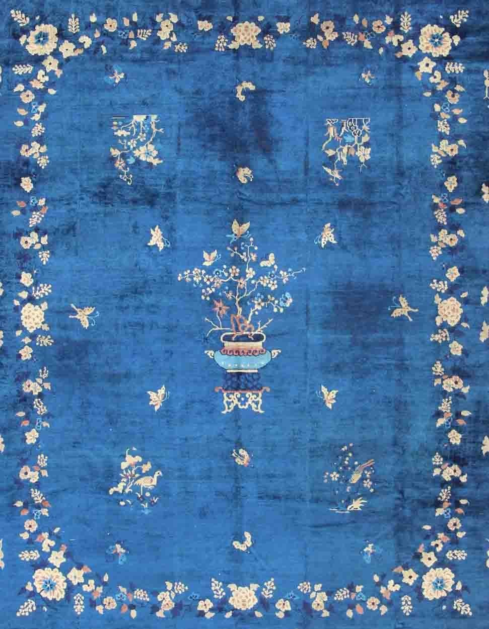 Antiker chinesischer Peking-Teppich in Marineblau mit Medaillon-Blumenvasen und Weinreben  (Art déco) im Angebot