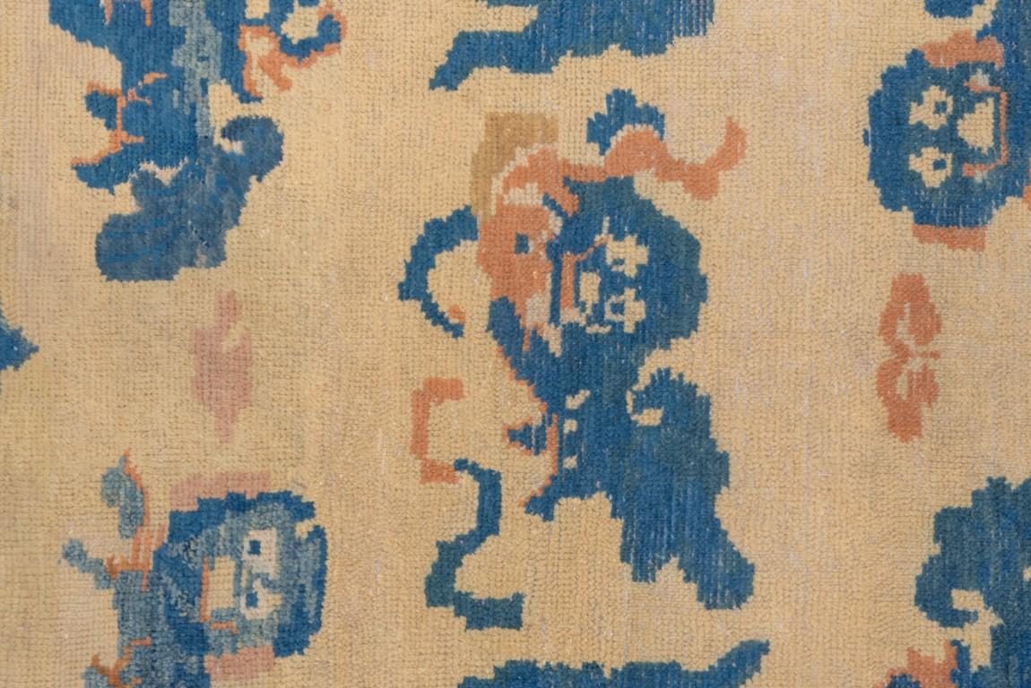 Antique Chinese Peking Rug  In Good Condition For Sale In New York, NY
