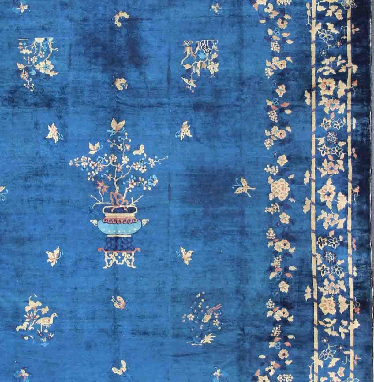 Antiker chinesischer Peking-Teppich in Marineblau mit Medaillon-Blumenvasen und Weinreben  (Chinesisch) im Angebot