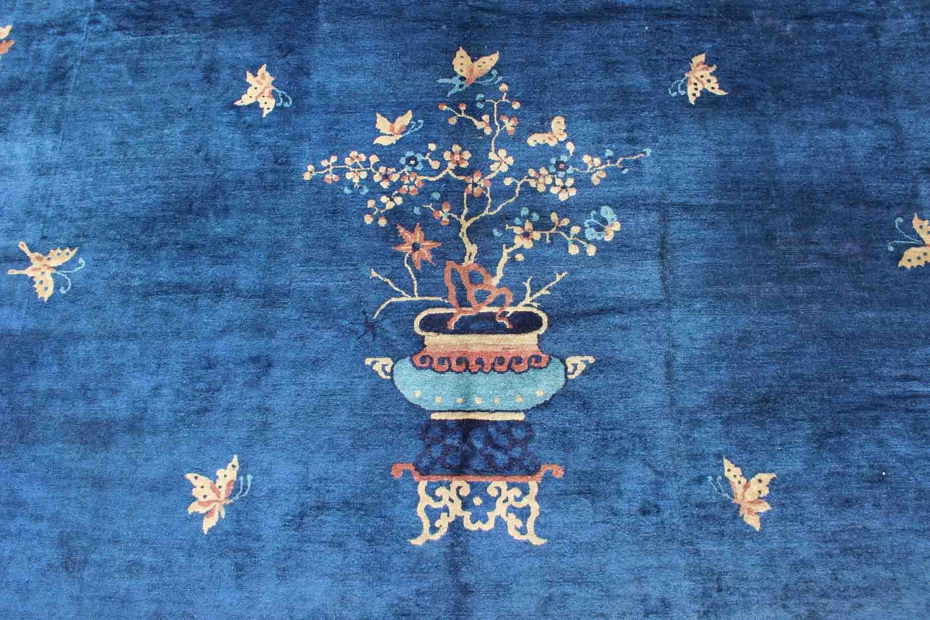 Antiker chinesischer Peking-Teppich in Marineblau mit Medaillon-Blumenvasen und Weinreben  (19. Jahrhundert) im Angebot