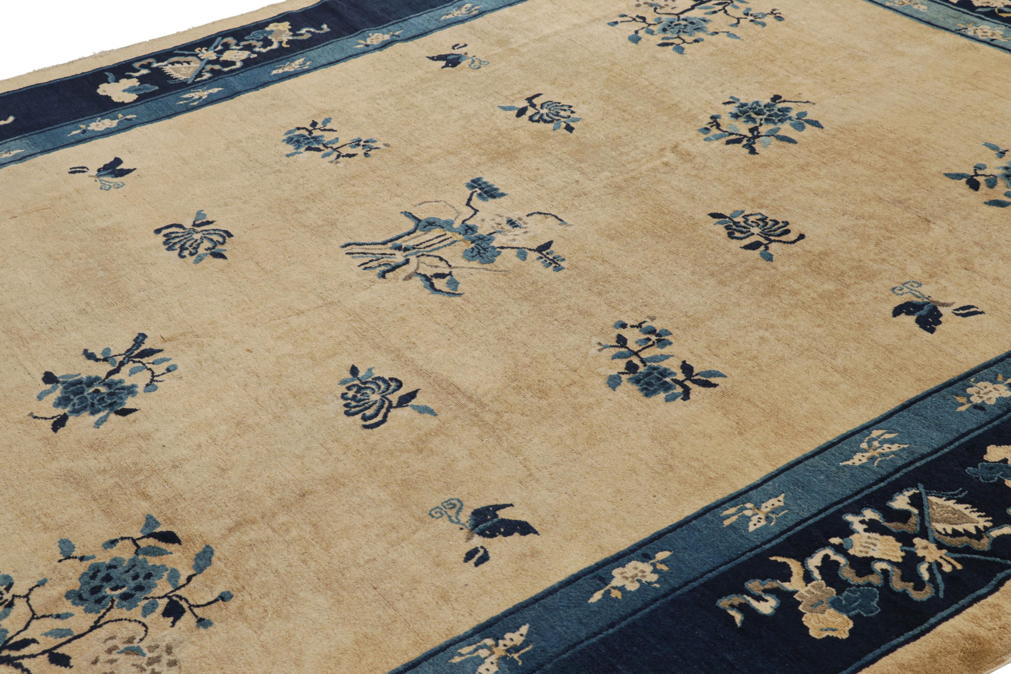 Dieser 9x11 große antike chinesische Teppich aus handgeknüpfter Wolle, der um 1910-1920 in China hergestellt wurde, ist ein seltener Peking-Teppich von außergewöhnlicher Schönheit und Qualität - eine aufregende neue Kuration aus Rug & Kilims