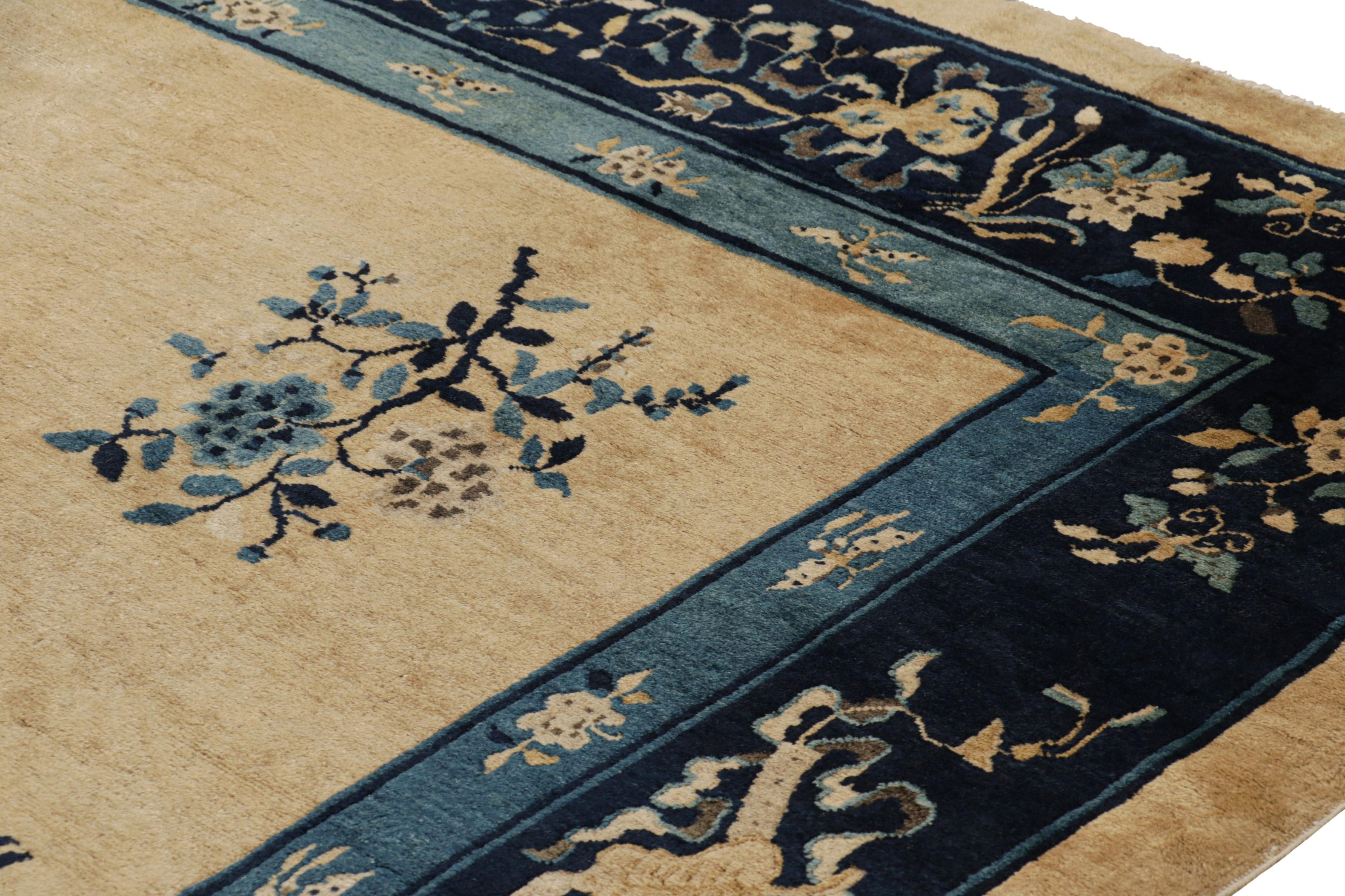 Antiker chinesischer Peking-Teppich in Beige und Blau mit Blumenmustern - Rug & Kilim (Chinesisch) im Angebot