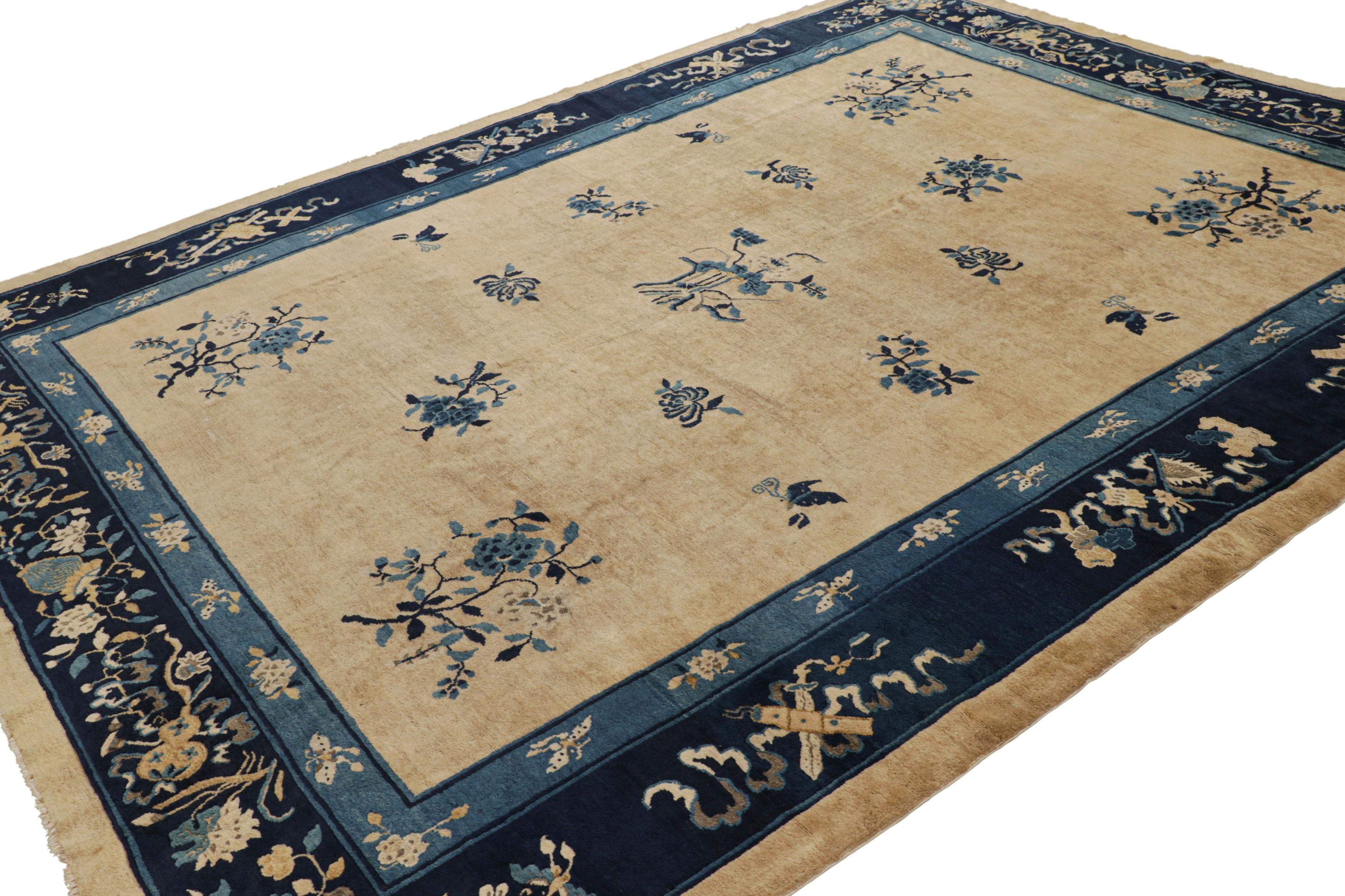 Antiker chinesischer Peking-Teppich in Beige und Blau mit Blumenmustern - Rug & Kilim im Zustand „Gut“ im Angebot in Long Island City, NY