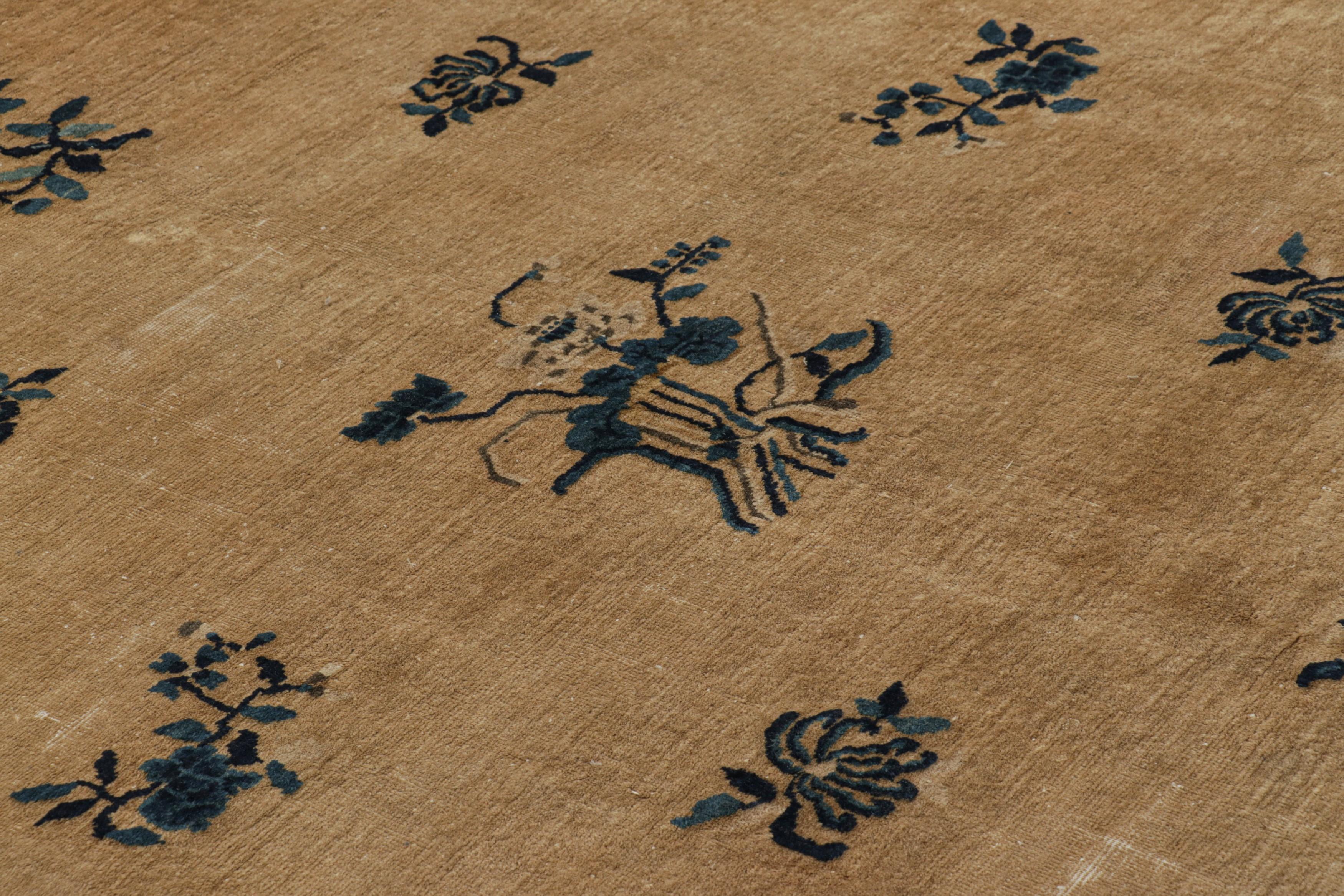 Antiker chinesischer Peking-Teppich in Beige und Blau mit Blumenmustern - Rug & Kilim (Frühes 20. Jahrhundert) im Angebot