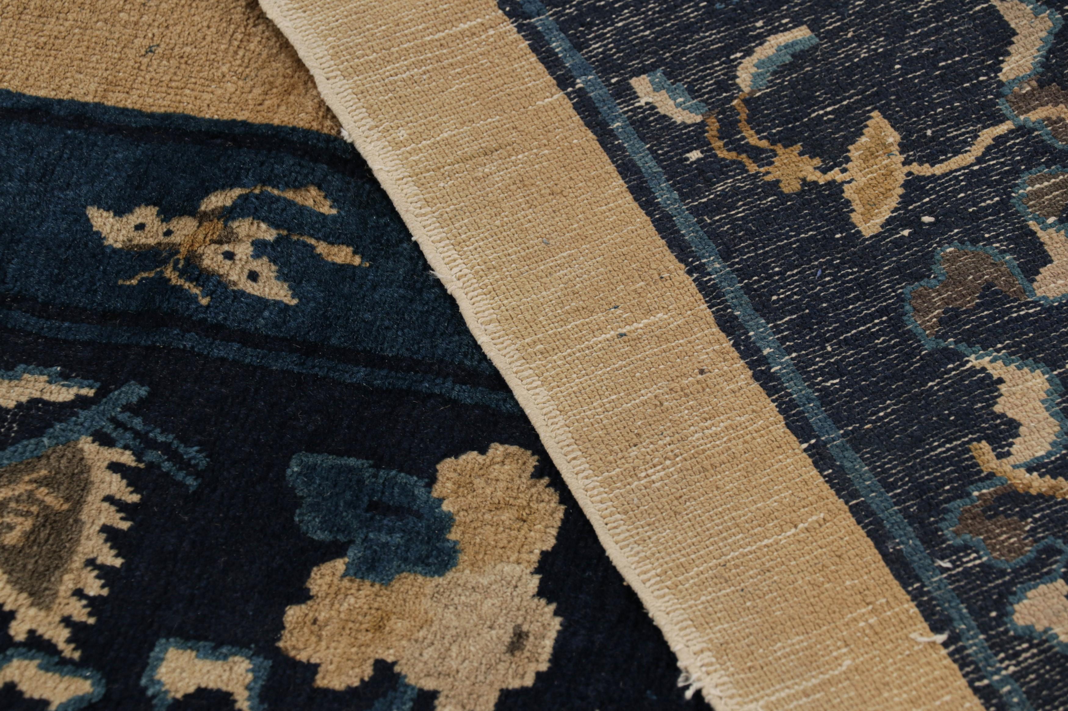 Antiker chinesischer Peking-Teppich in Beige und Blau mit Blumenmustern - Rug & Kilim im Angebot 1