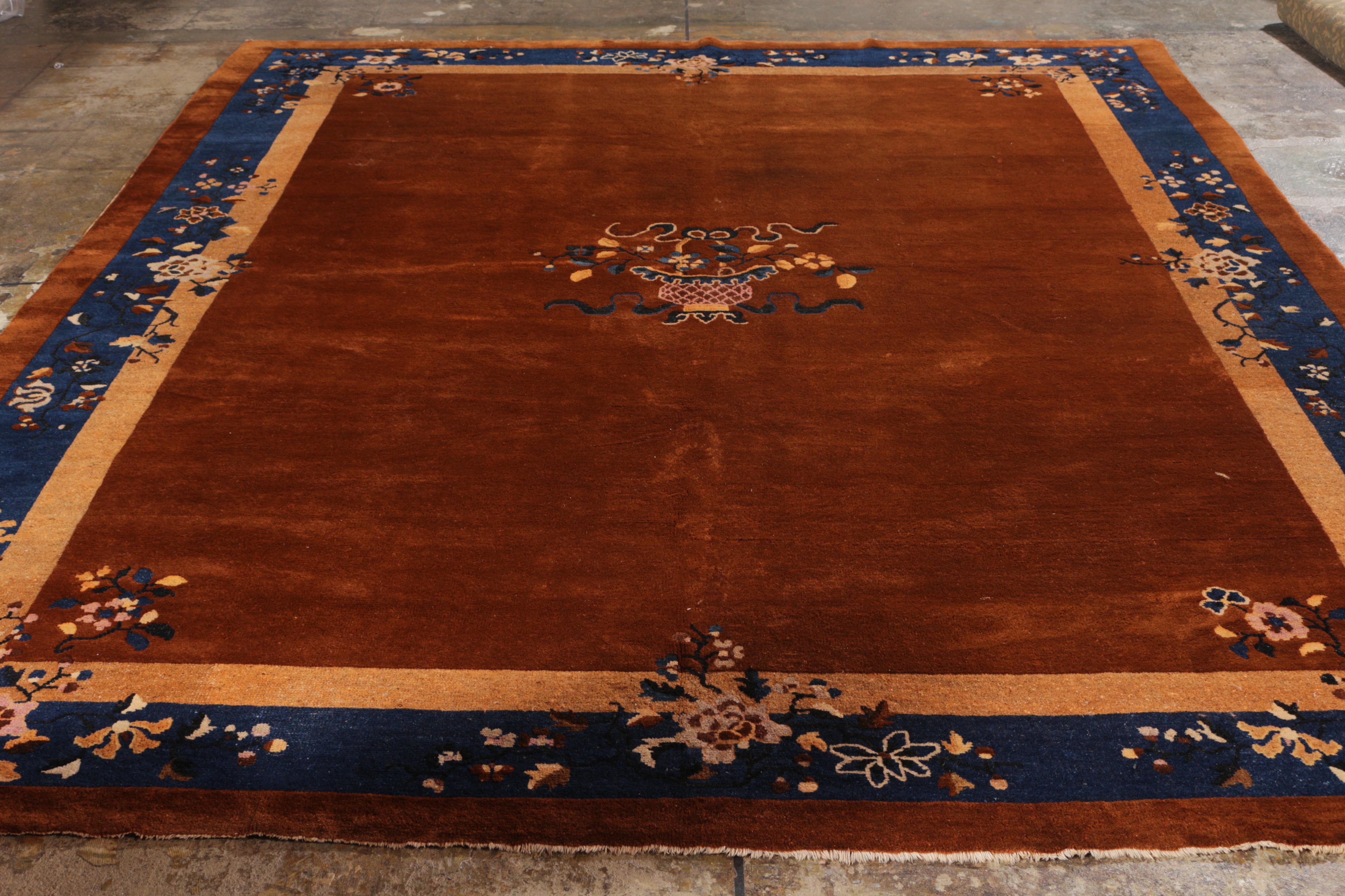 Realizzato in lana annodata a mano in Cina intorno al 1910-1920, questo tappeto cinese antico 9x12 è un raro tappeto pechinese di eccezionale bellezza e qualità, una nuova entusiasmante selezione della collezione di tappeti del primo Novecento di