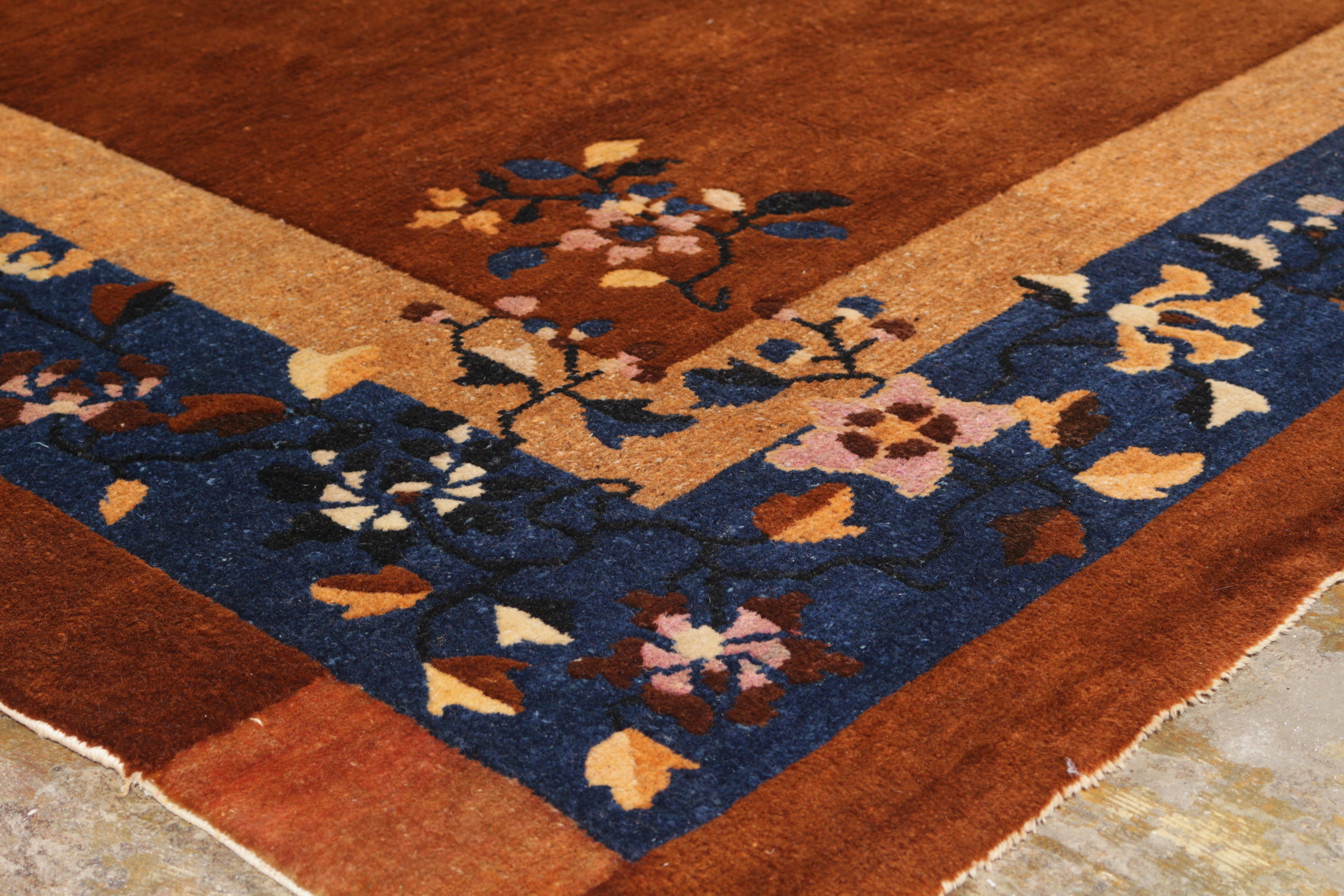 Antico tappeto cinese di Pechino marrone e blu con motivi floreali - Rug & Kilim in vendita 1