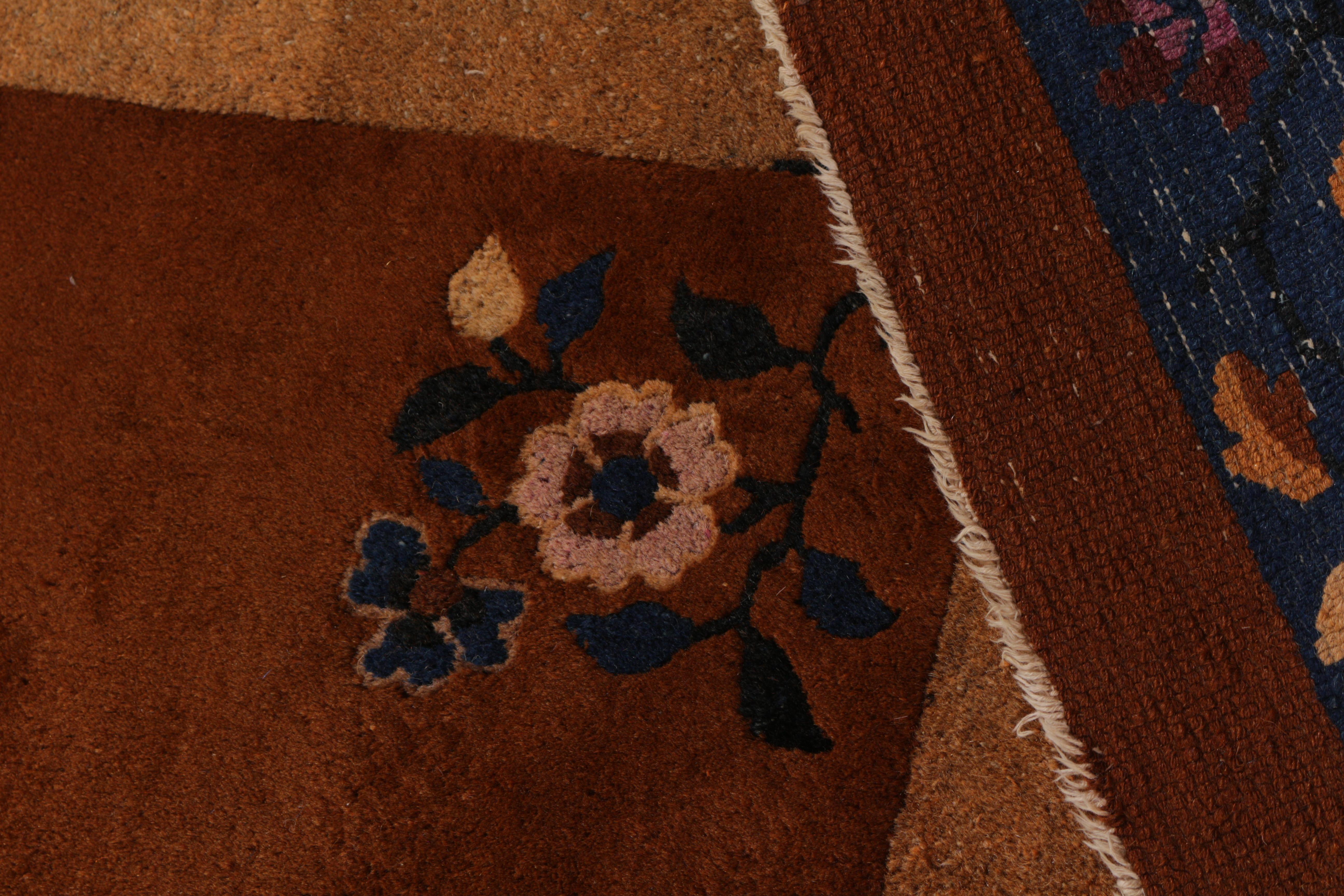 Antico tappeto cinese di Pechino marrone e blu con motivi floreali - Rug & Kilim in vendita 2