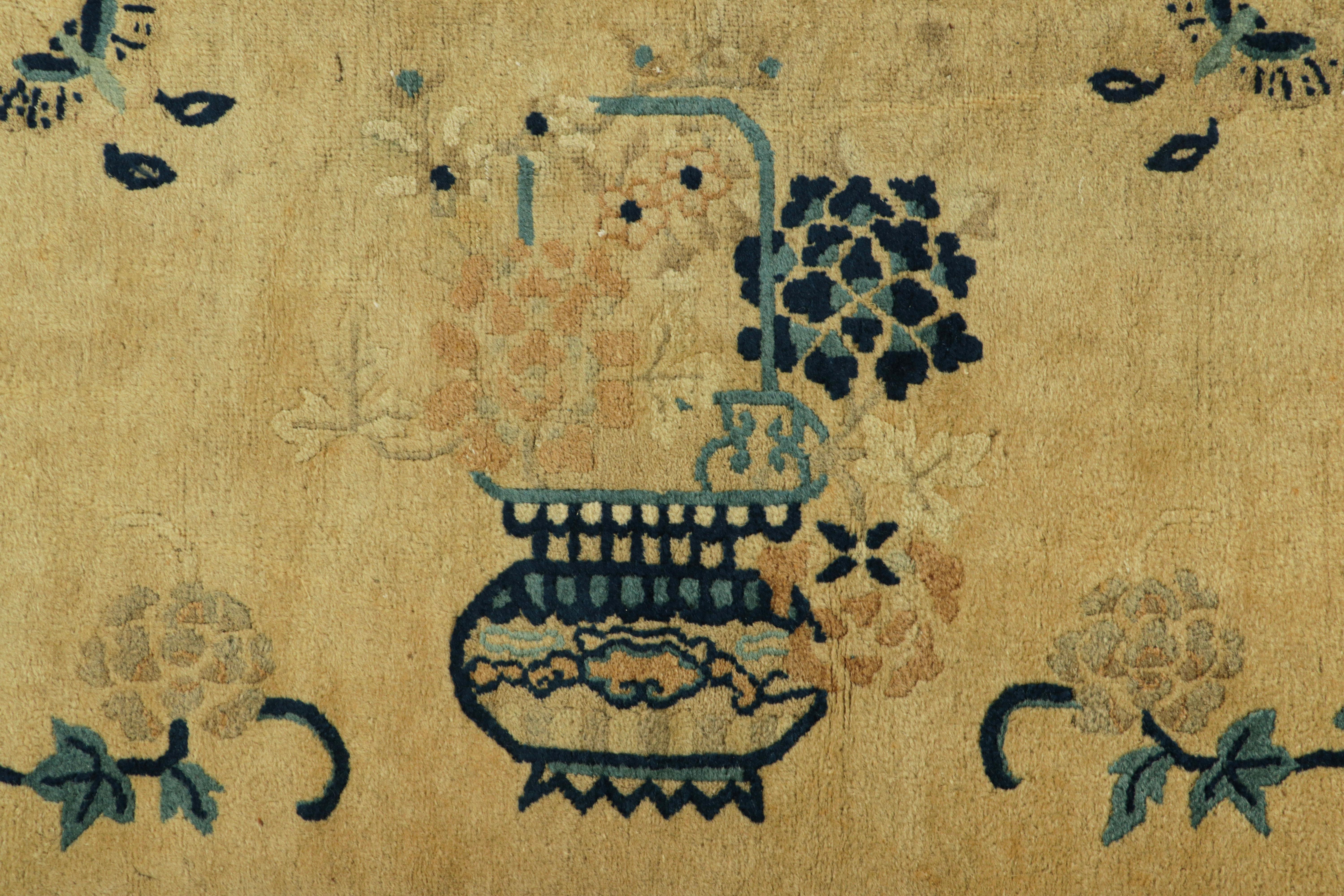 Chinois Tapis chinois pékinois ancien à fleurs crème et bleues et graphiques  Rug & Kilim en vente