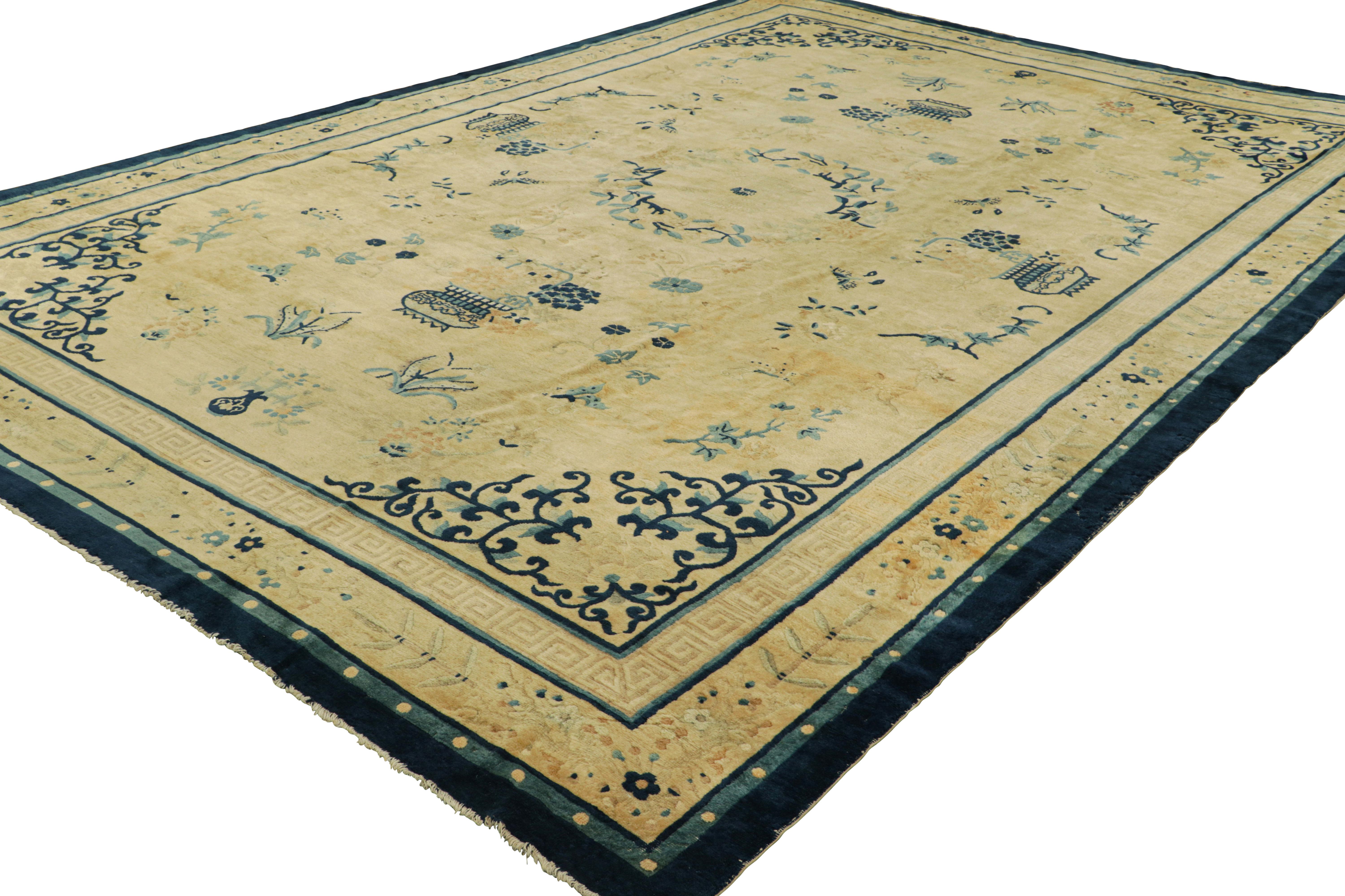 Noué à la main Tapis chinois pékinois ancien à fleurs crème et bleues et graphiques  Rug & Kilim en vente