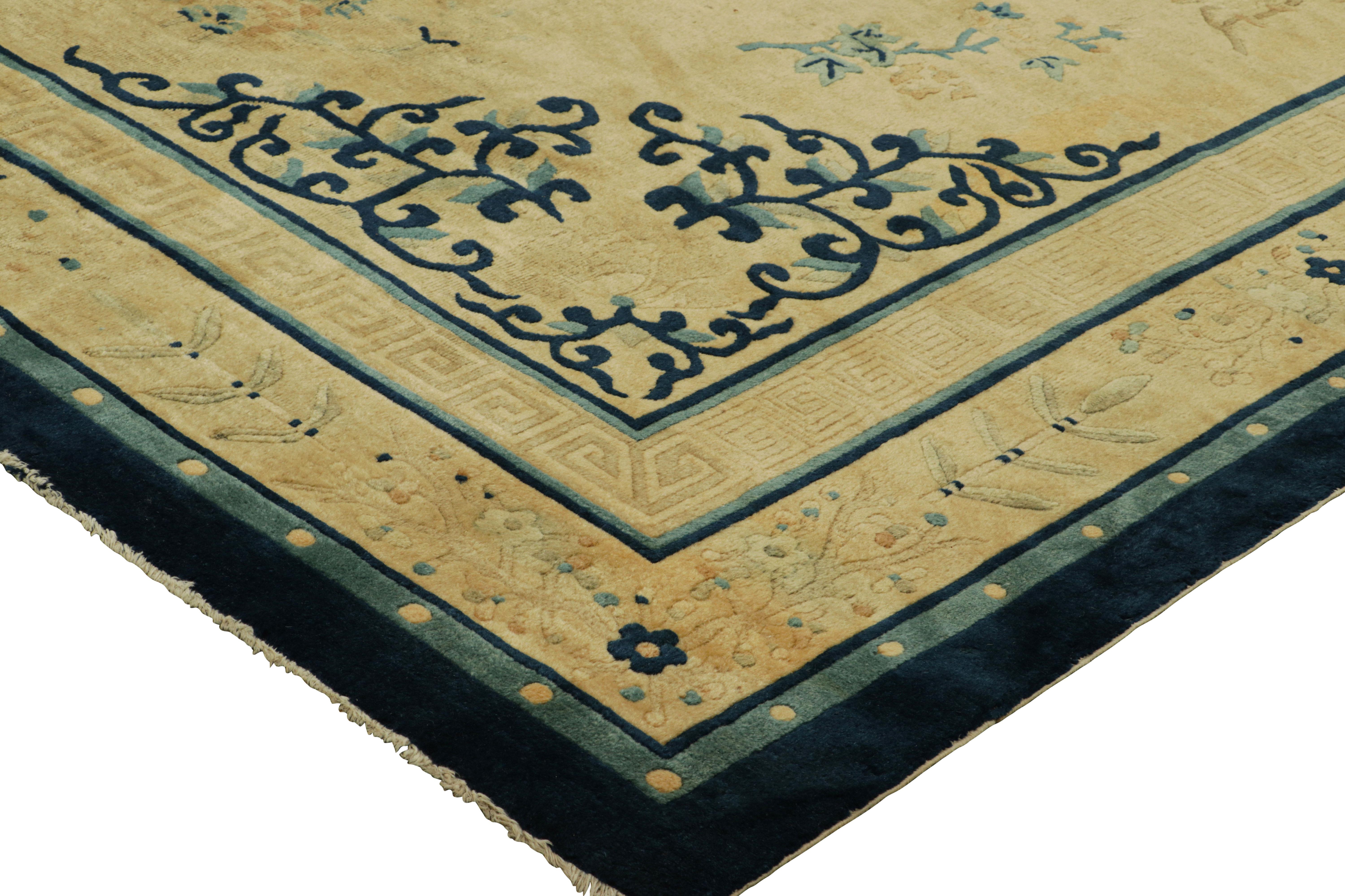Début du 20ème siècle Tapis chinois pékinois ancien à fleurs crème et bleues et graphiques  Rug & Kilim en vente