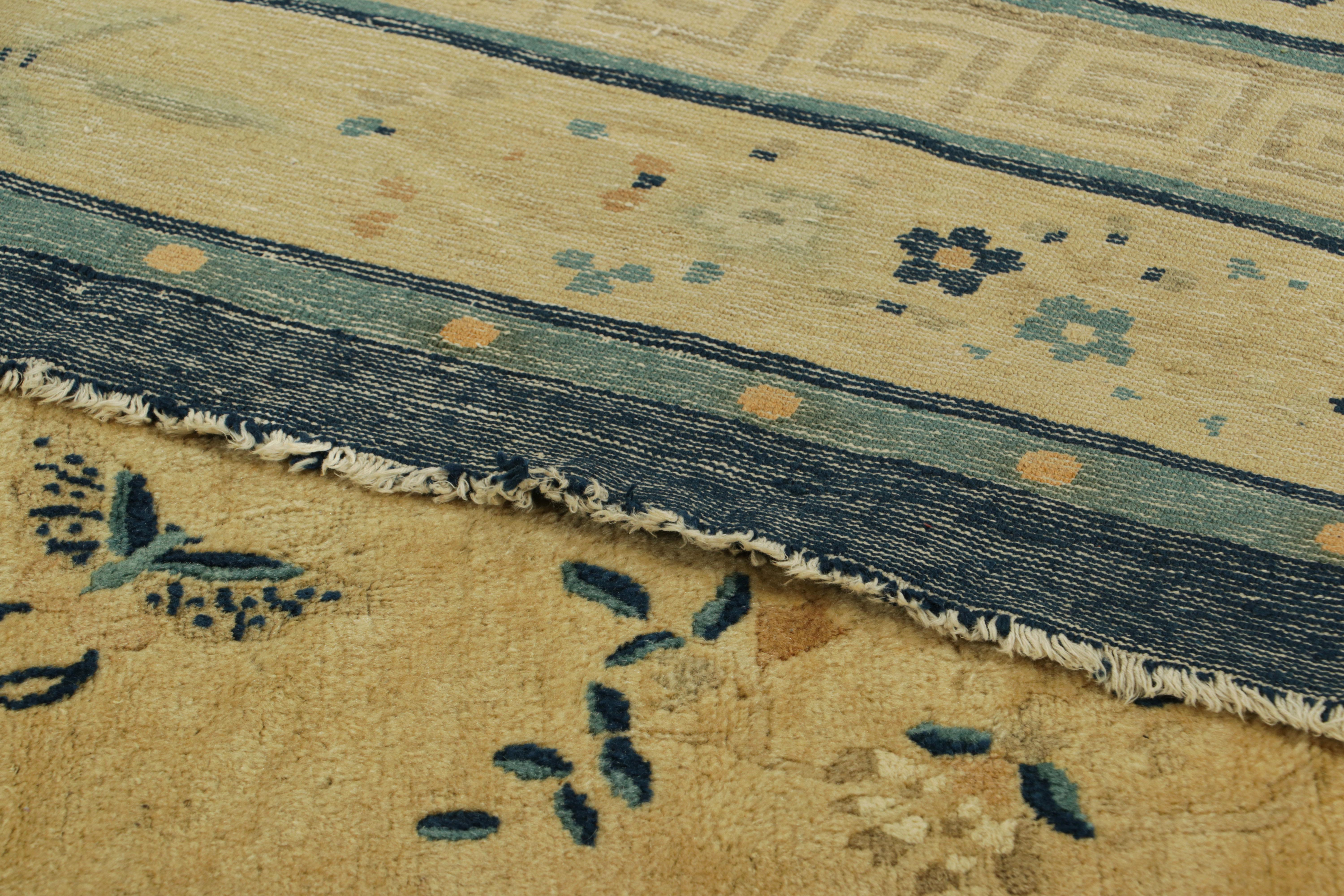 Laine Tapis chinois pékinois ancien à fleurs crème et bleues et graphiques  Rug & Kilim en vente