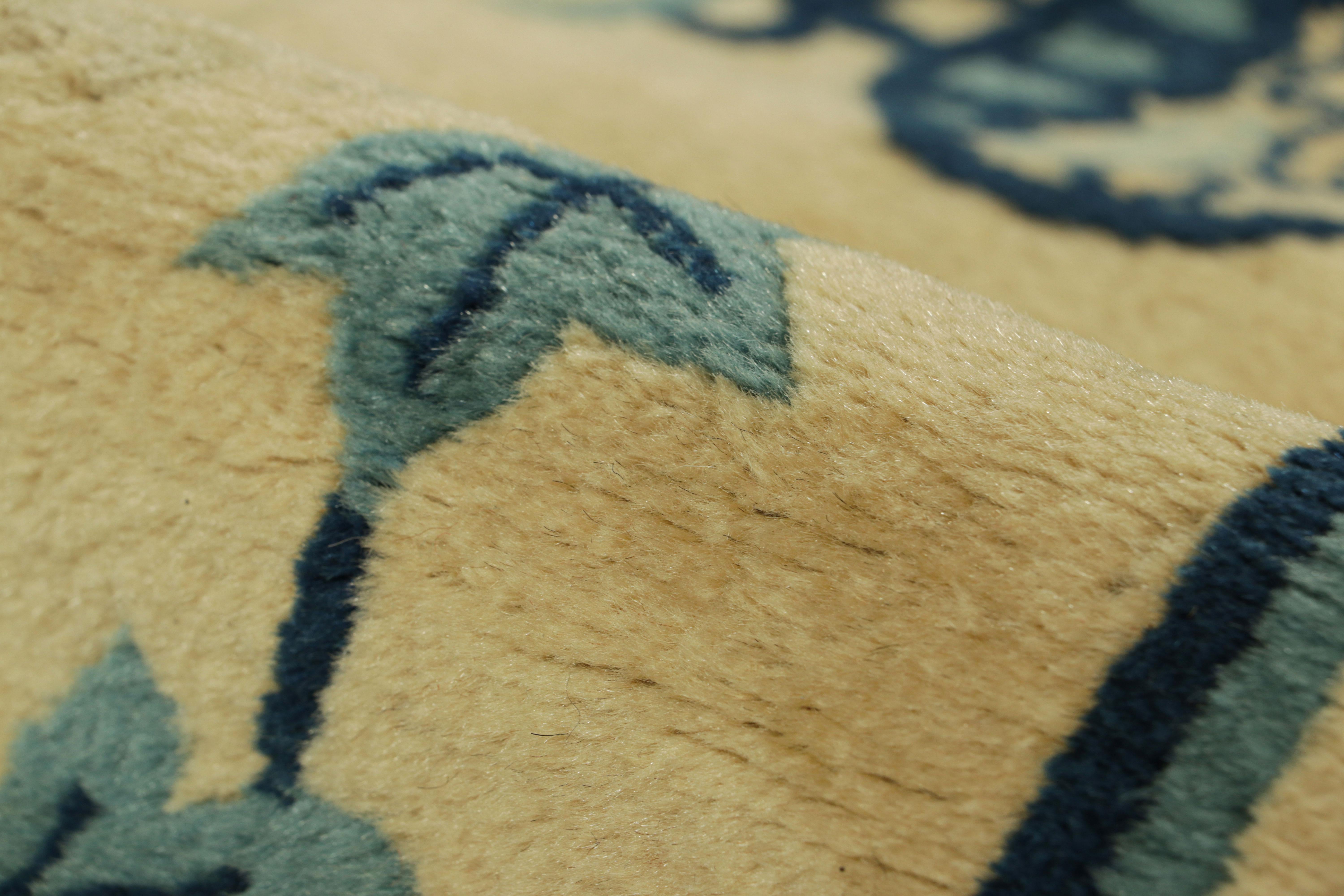 Tapis chinois pékinois ancien à fleurs crème et bleues et graphiques  Rug & Kilim en vente 1