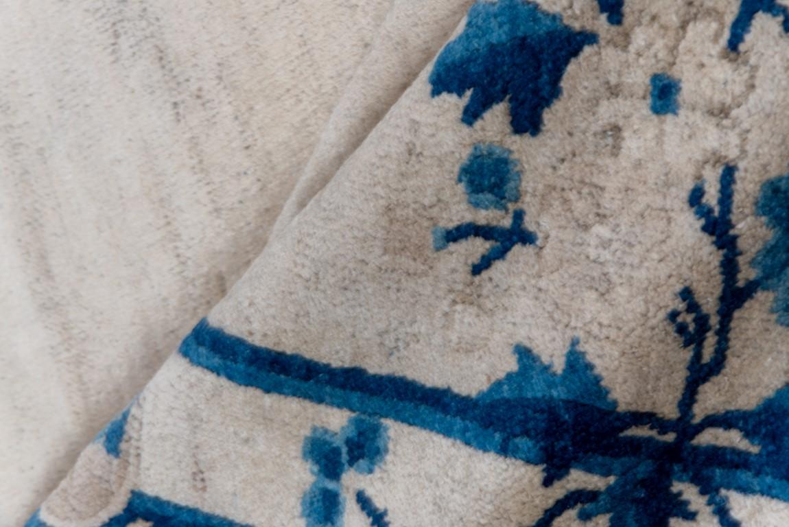 Laine Tapis chinois pékinois ancien avec un terrain de sable et un bord bleu en vente