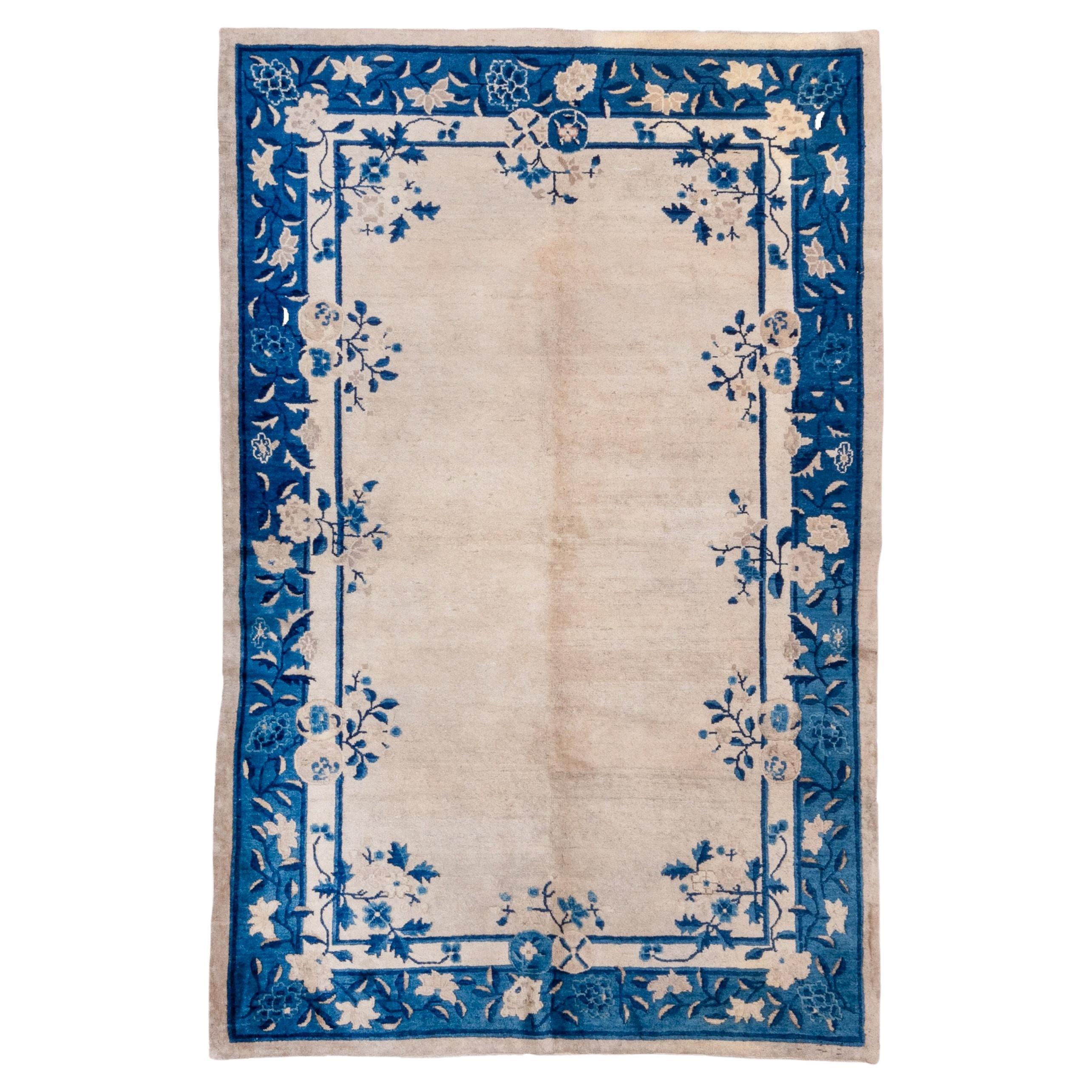 Tapis chinois pékinois ancien avec un terrain de sable et un bord bleu