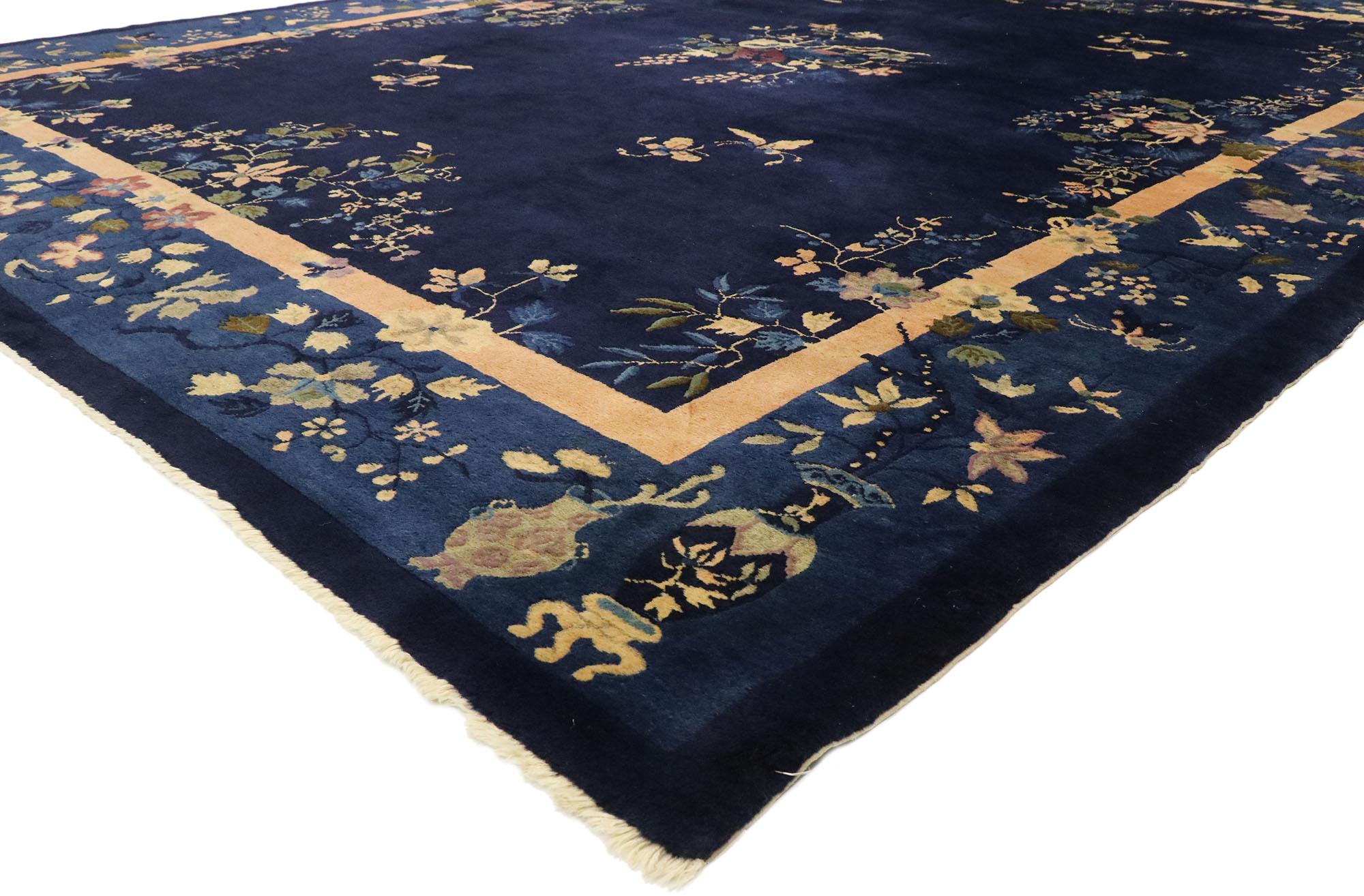 77524, ancien tapis chinois de Pékin au style Art Déco inspiré par Walter Nichols. Avec ses airs de jazz et son style Art déco, ce tapis chinois ancien en laine noué à la main présente un élégant médaillon floral central parsemé de quatre paires de