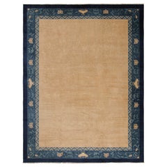 Tapis chinois pékinois ancien avec champ ouvert beige et bordure bleue