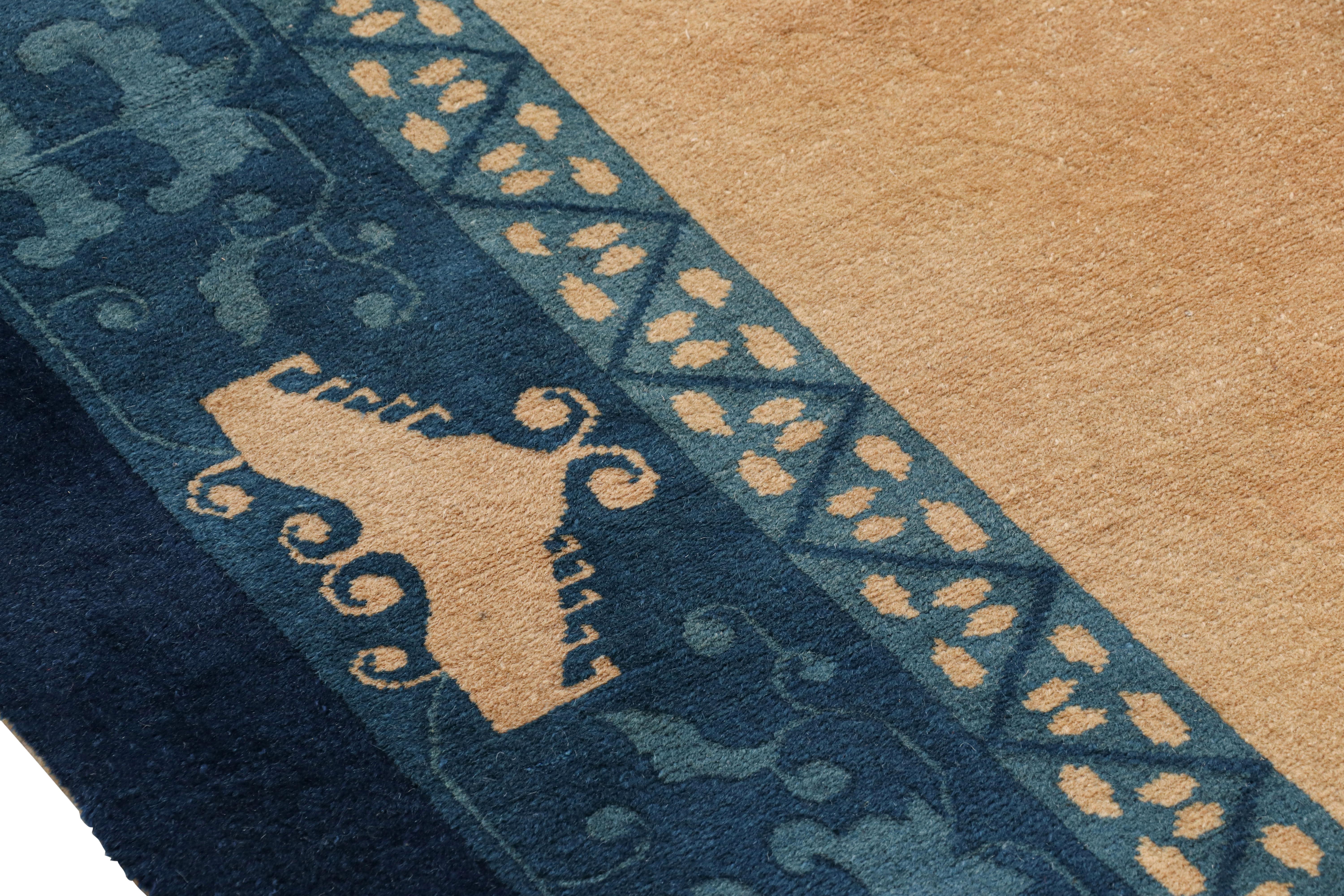 Début du 20ème siècle Tapis pékinois ancien avec champ ouvert beige et bordure bleue de Rug & Kilim