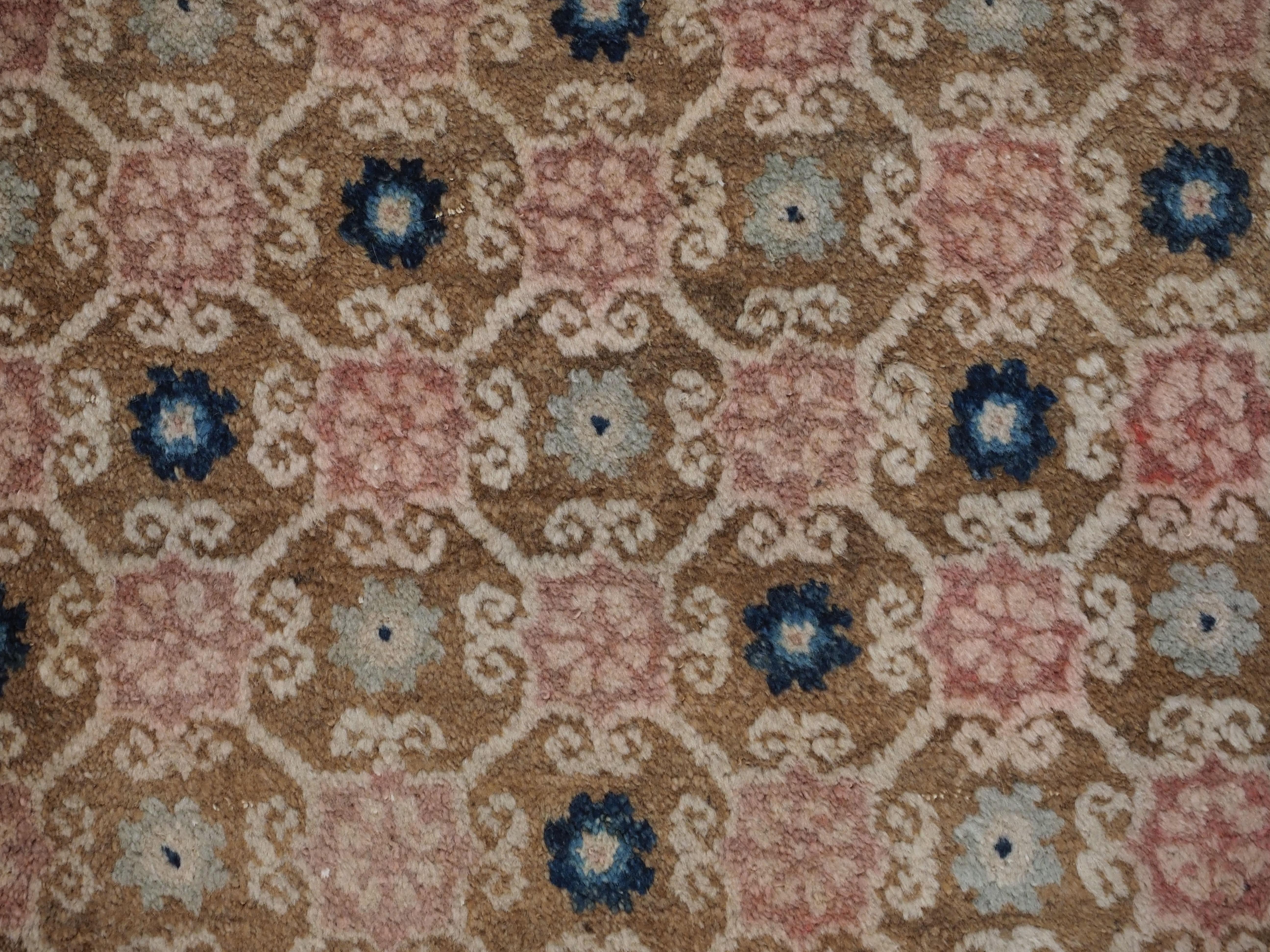 Antique Chinese Peking rug with lattice design.  Circa 1900. For Sale 5