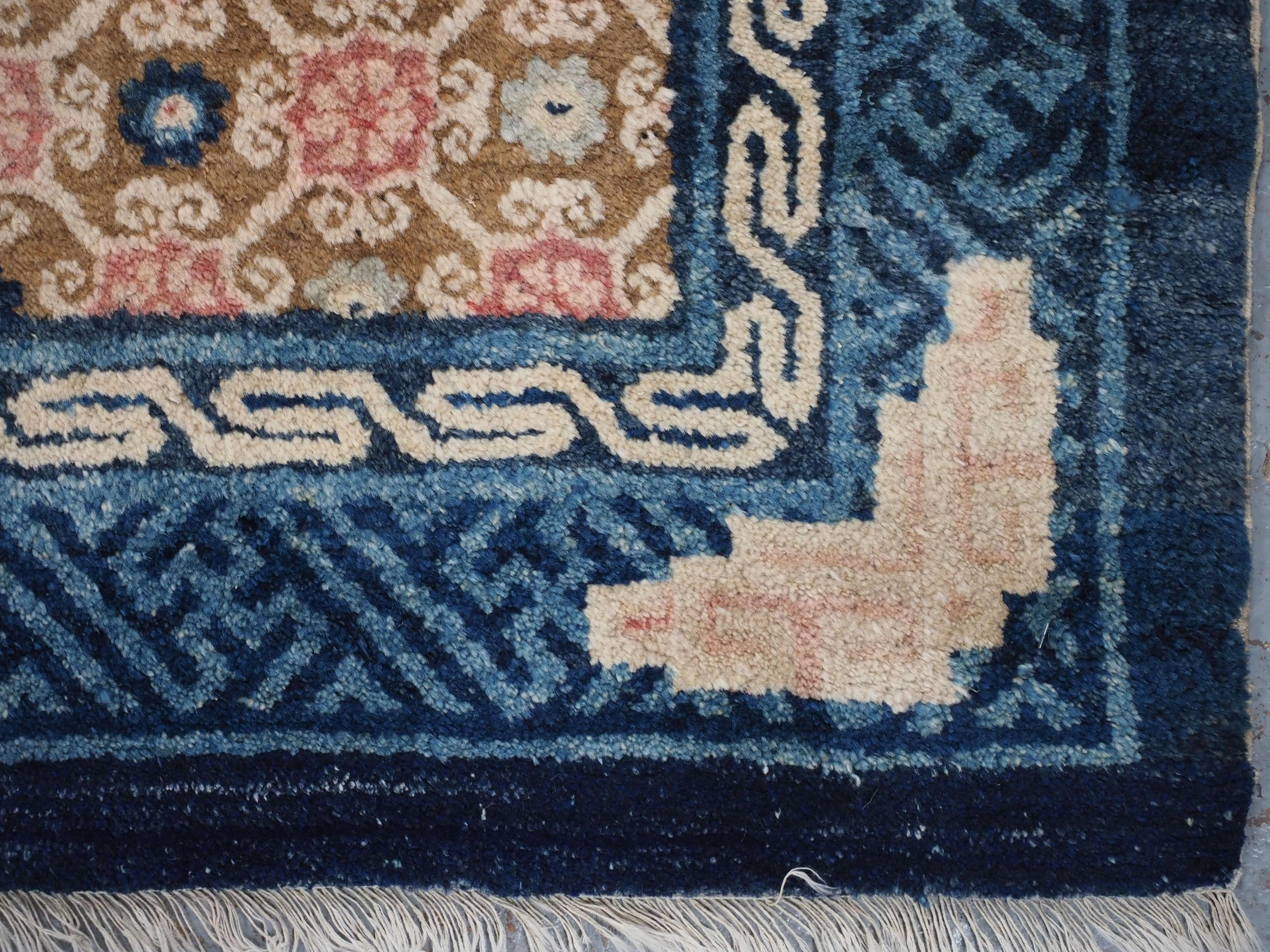 Antique Chinese Peking rug with lattice design.  Circa 1900. For Sale 7