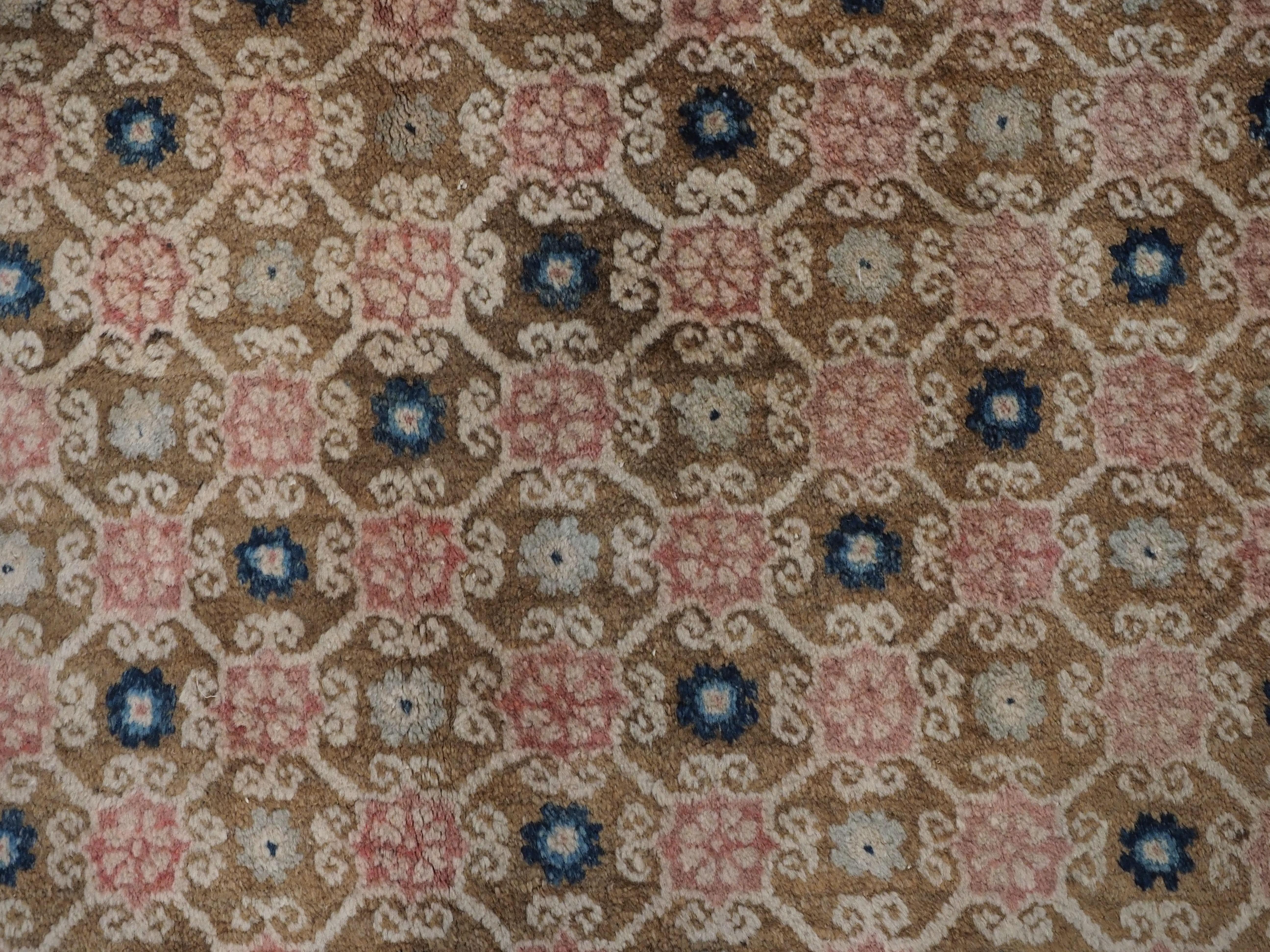 Antique Chinese Peking rug with lattice design.  Circa 1900. For Sale 2
