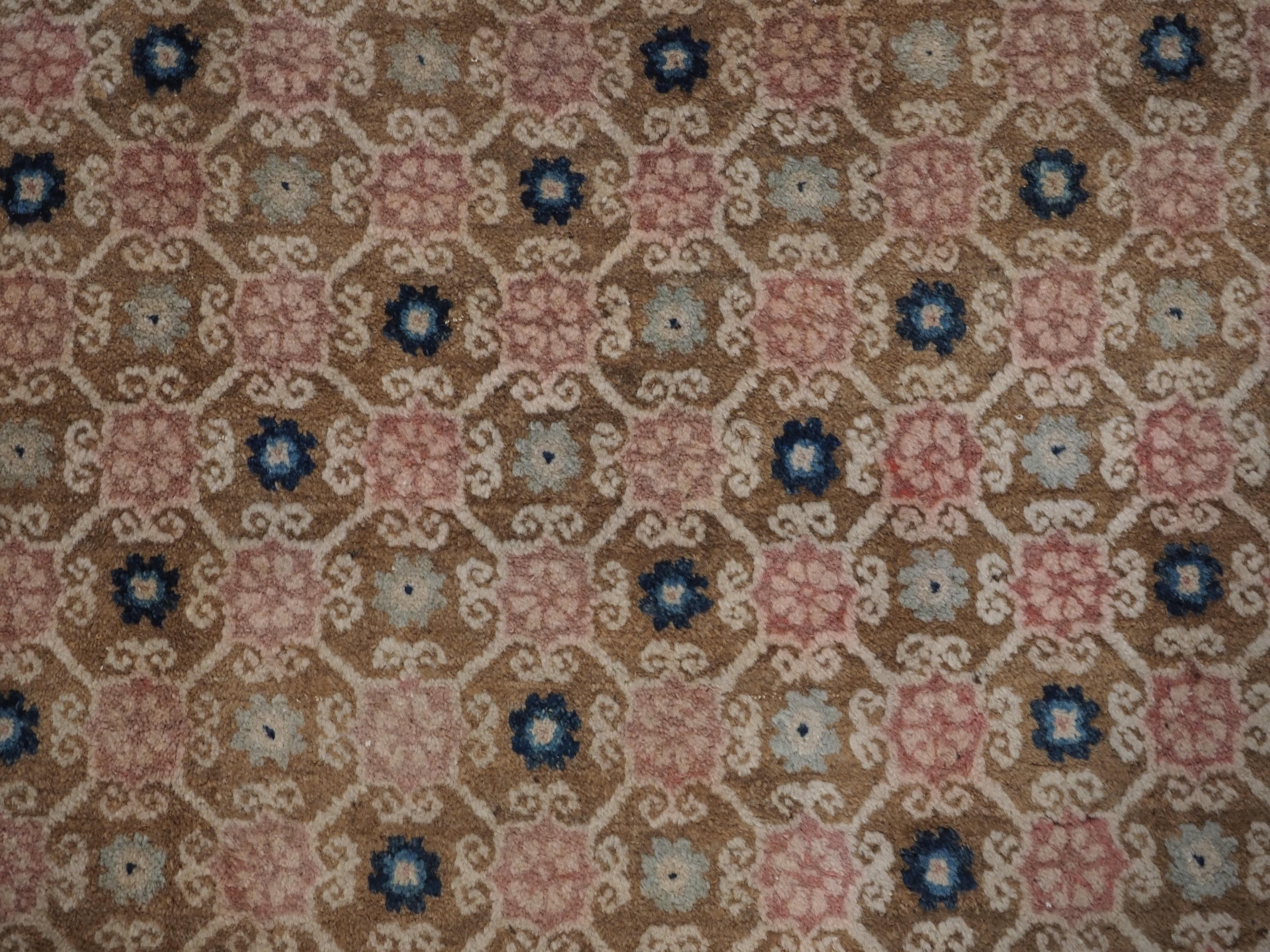 Antique Chinese Peking rug with lattice design.  Circa 1900. For Sale 4