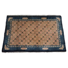Antiker chinesischer Peking-Teppich mit Gittermuster.  Um 1900.