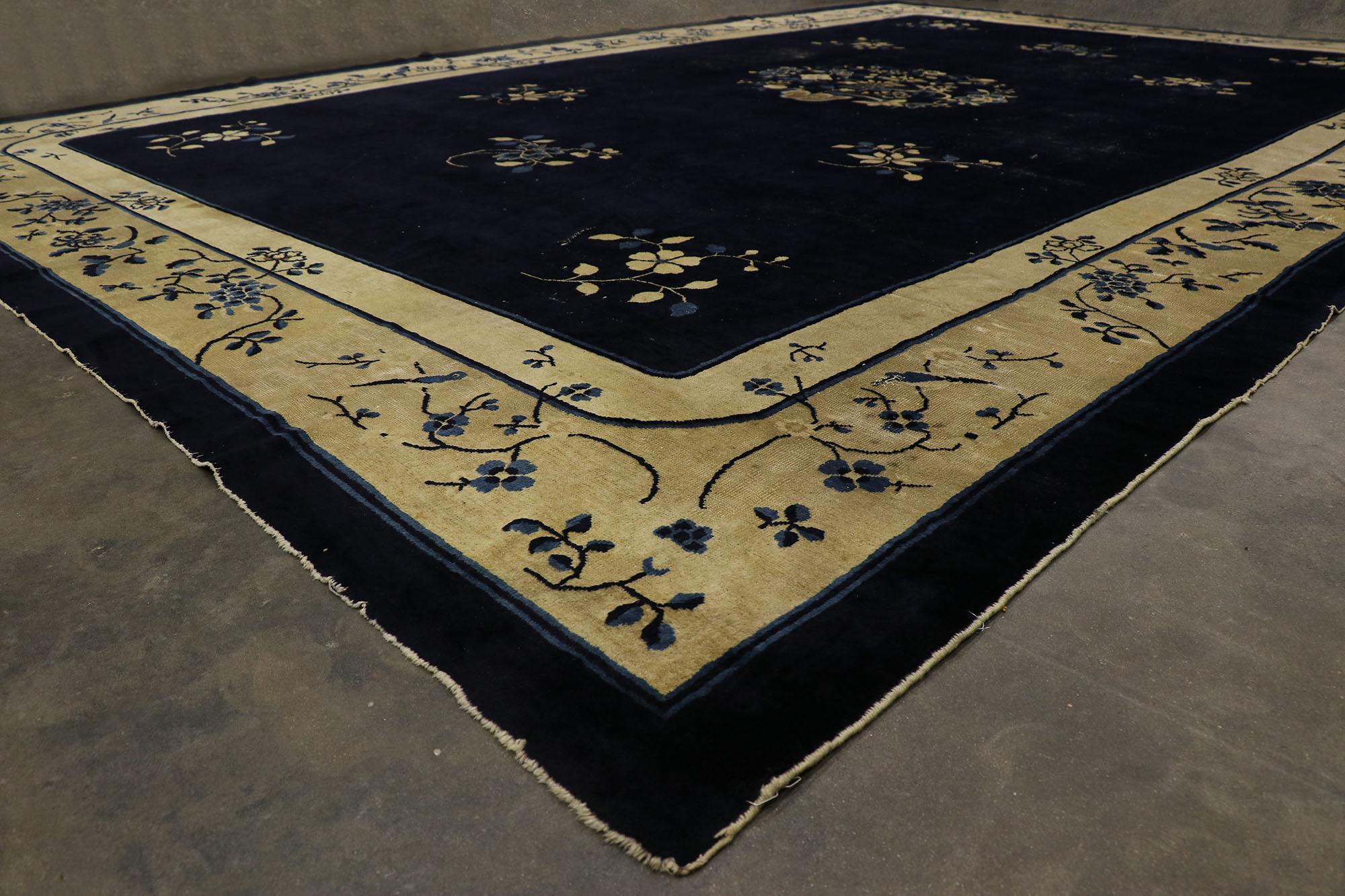 20ième siècle Tapis chinois pékinois ancien avec style chinois rustique en vente