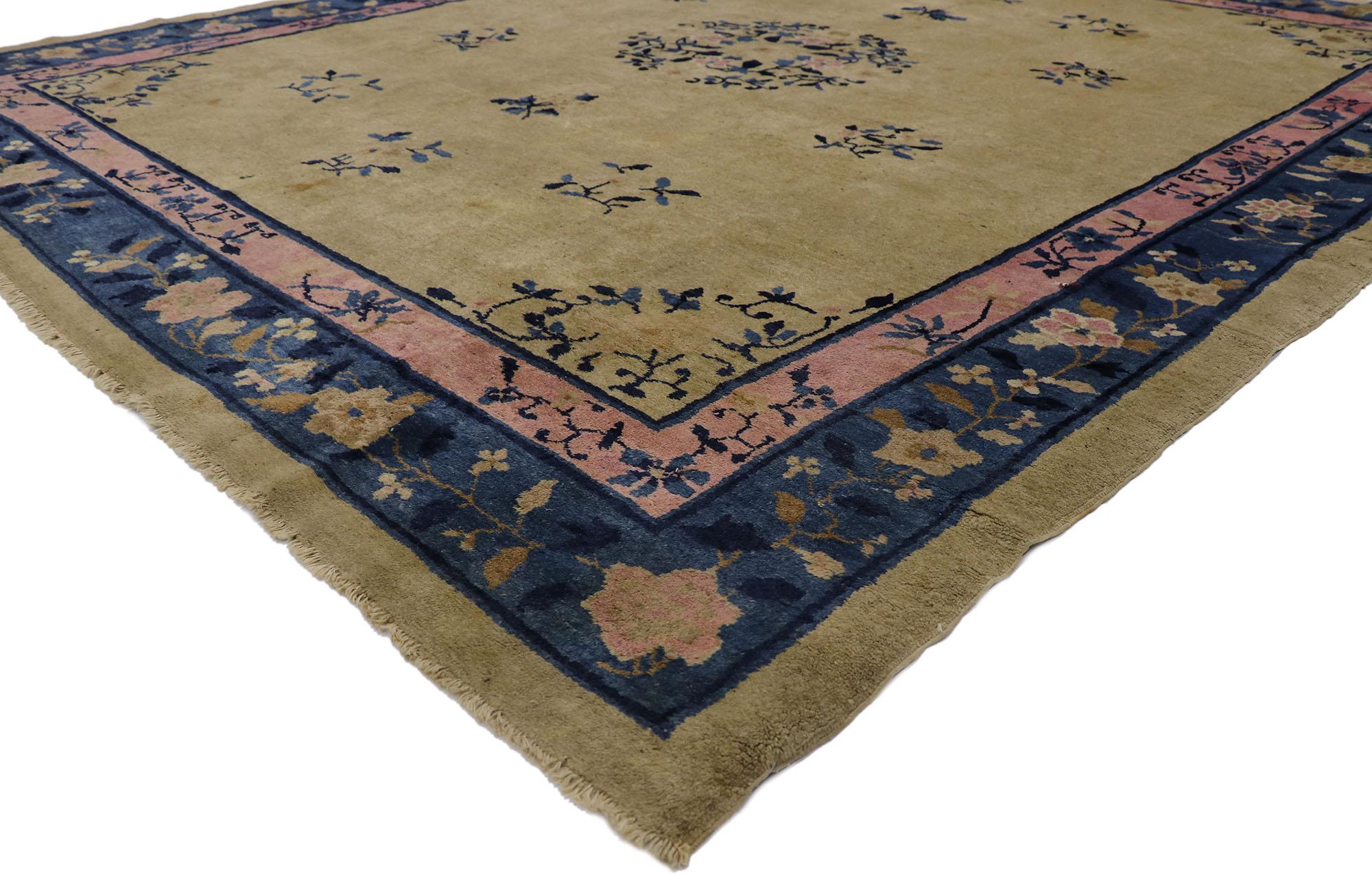 78130 Ancien tapis de Pékin de style Chinoiserie traditionnelle 08'03 x 09'08. Ce tapis chinois ancien de Pékin en laine noué à la main présente un médaillon ouvert arrondi décoré d'une grande fleur de lotus ouverte, de pivoines et de vrilles