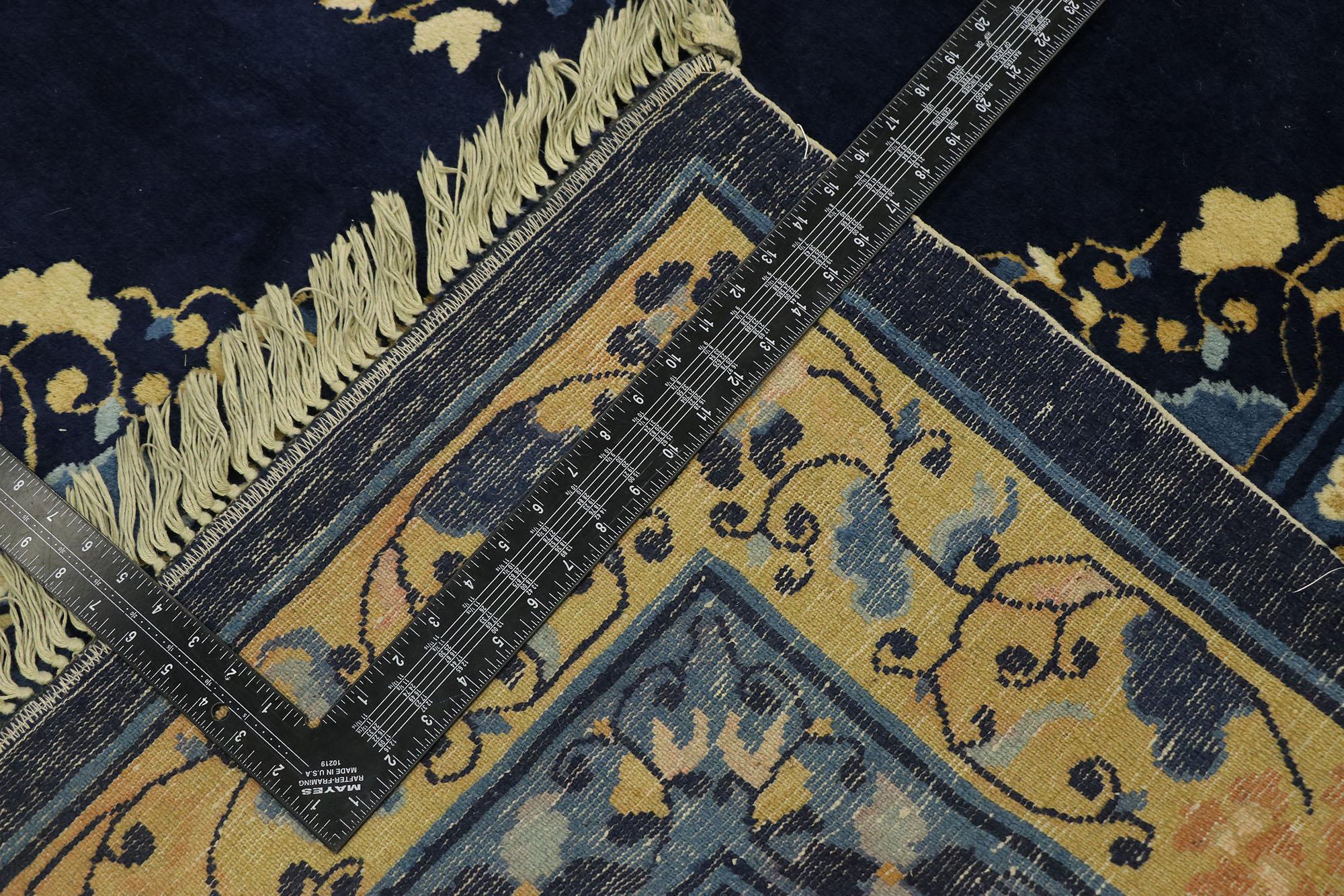 Tapis chinois pékinois ancien avec style traditionnel chinoiserie Bon état - En vente à Dallas, TX