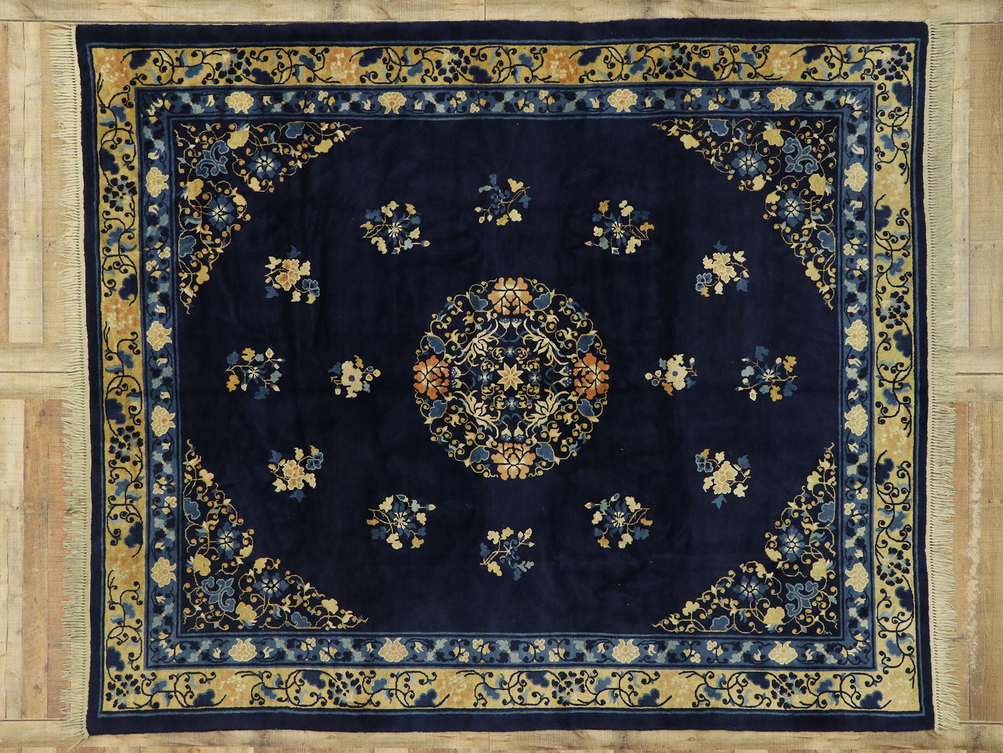 Tapis chinois pékinois ancien avec style traditionnel chinoiserie en vente 1