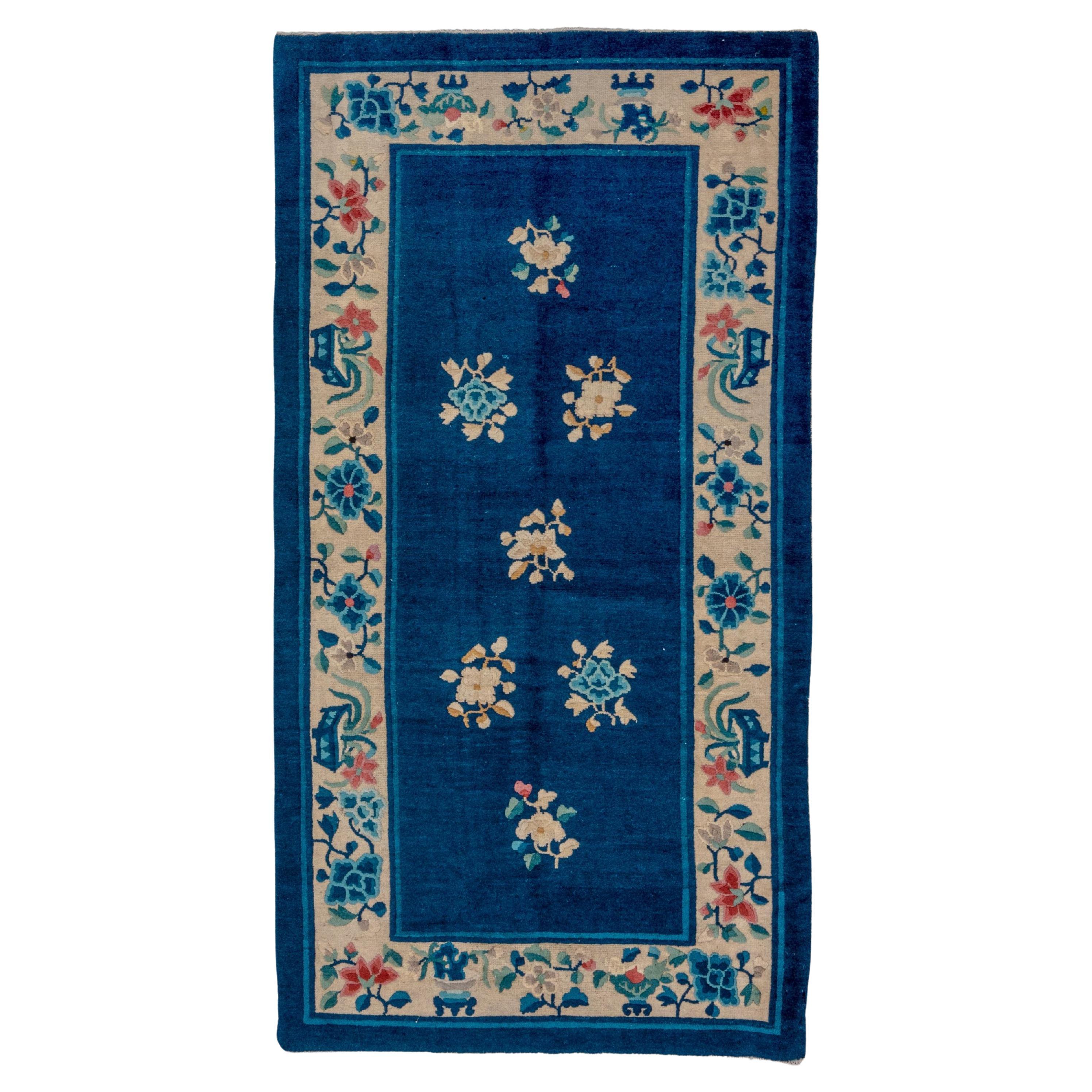 Antico tappeto cinese Peking Scatter, campo blu, bordi e accenti beige