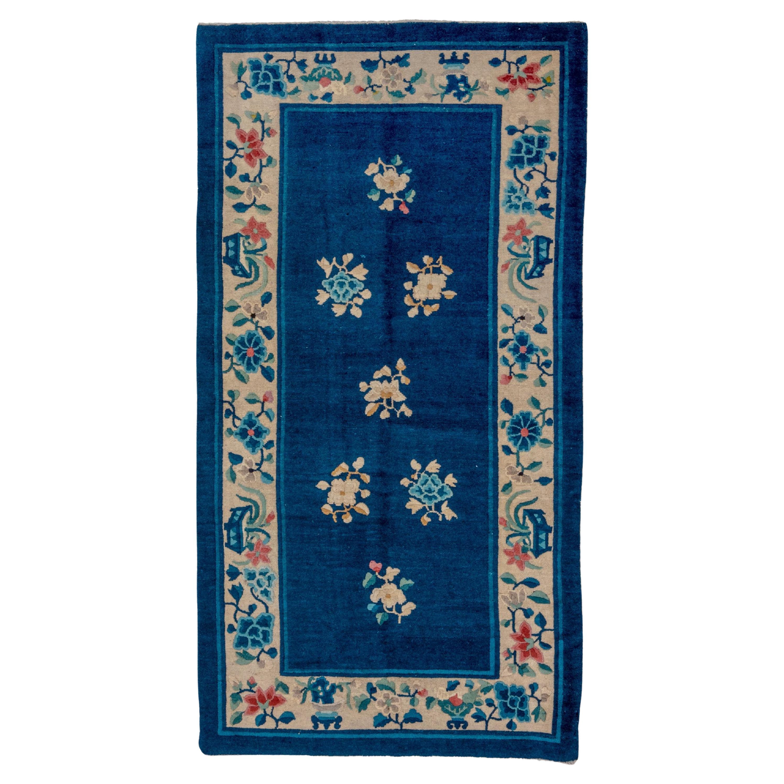 Tapis chinois ancien en écailles de Pékin, champ bleu, bordures et accents beiges