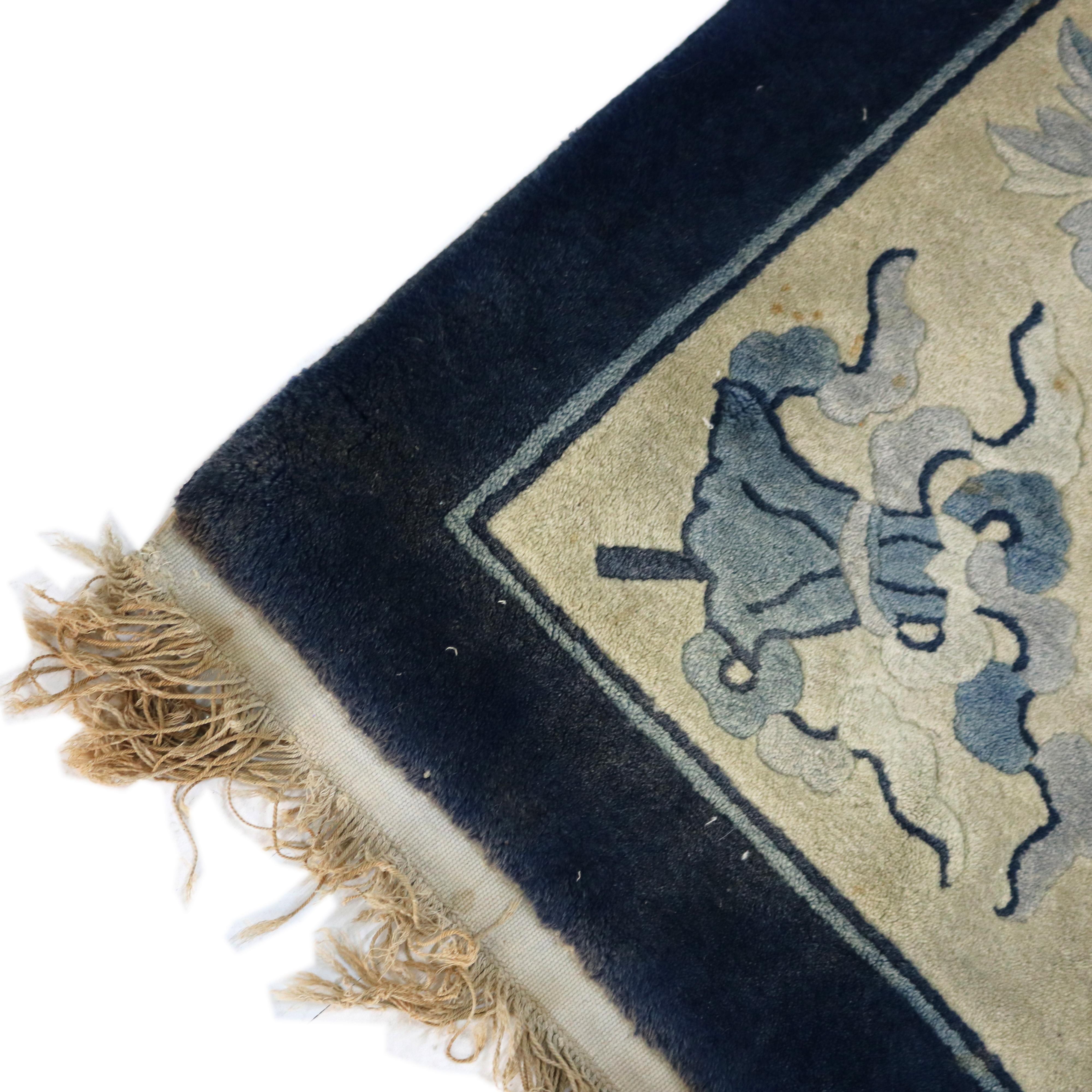 Antiker chinesischer blau-weißer orientalischer Teppich aus Wolle der Pekinger Schule, um 1930 im Angebot 1