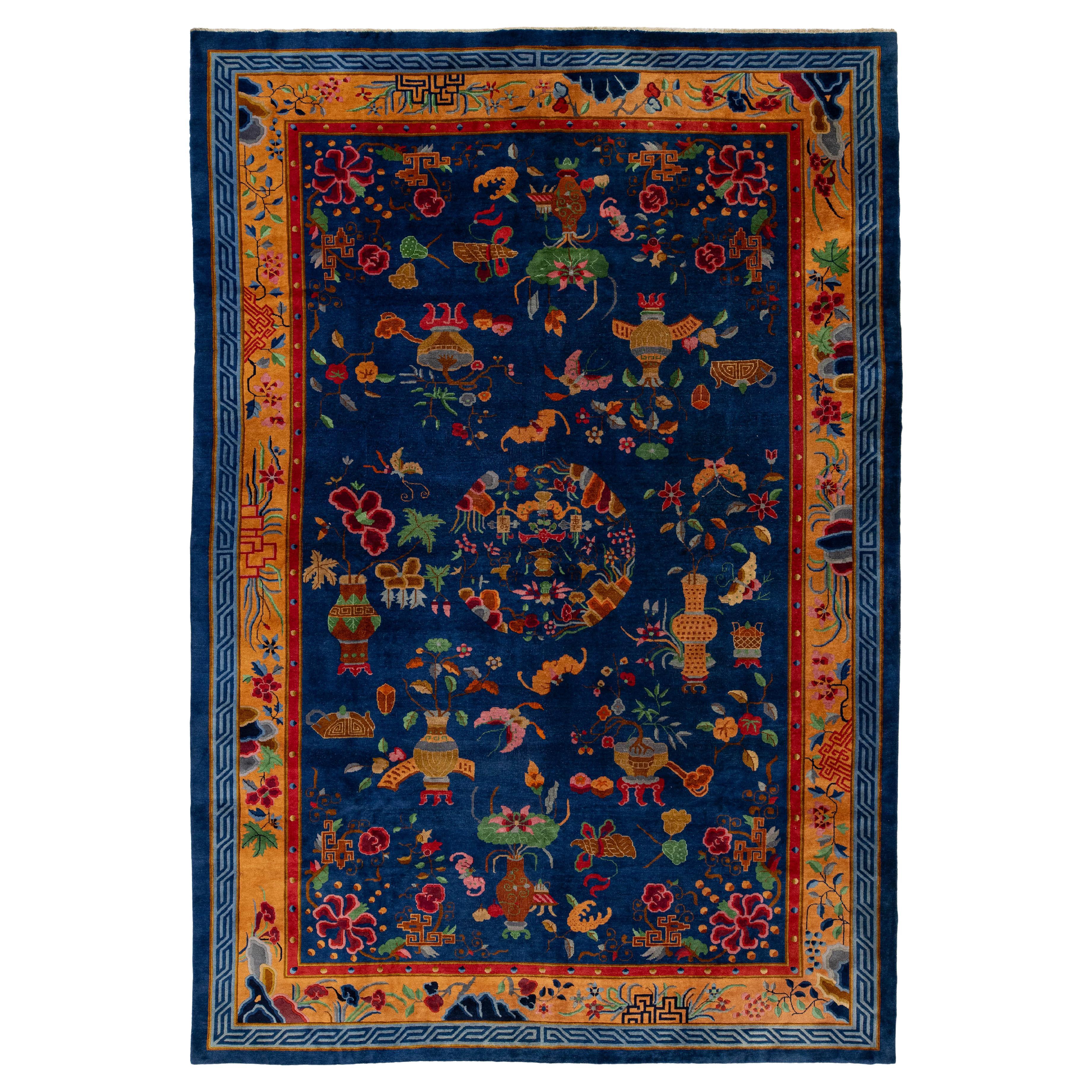Ancien tapis chinois en laine de Pékin bleu nuit avec symboles dorés et auspicieux