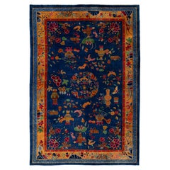 Ancien tapis chinois en laine de Pékin bleu nuit avec symboles dorés et auspicieux