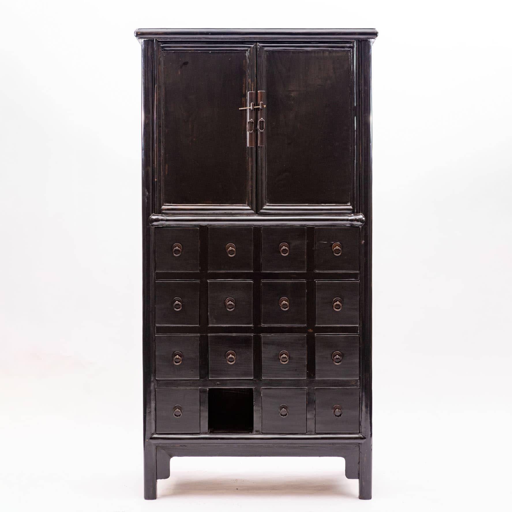Pharmacy cabinet in elm wood with original black lacquer.
Top pair of doors under 16 drawers.
Shanxi Province 1860 - 1880.
 