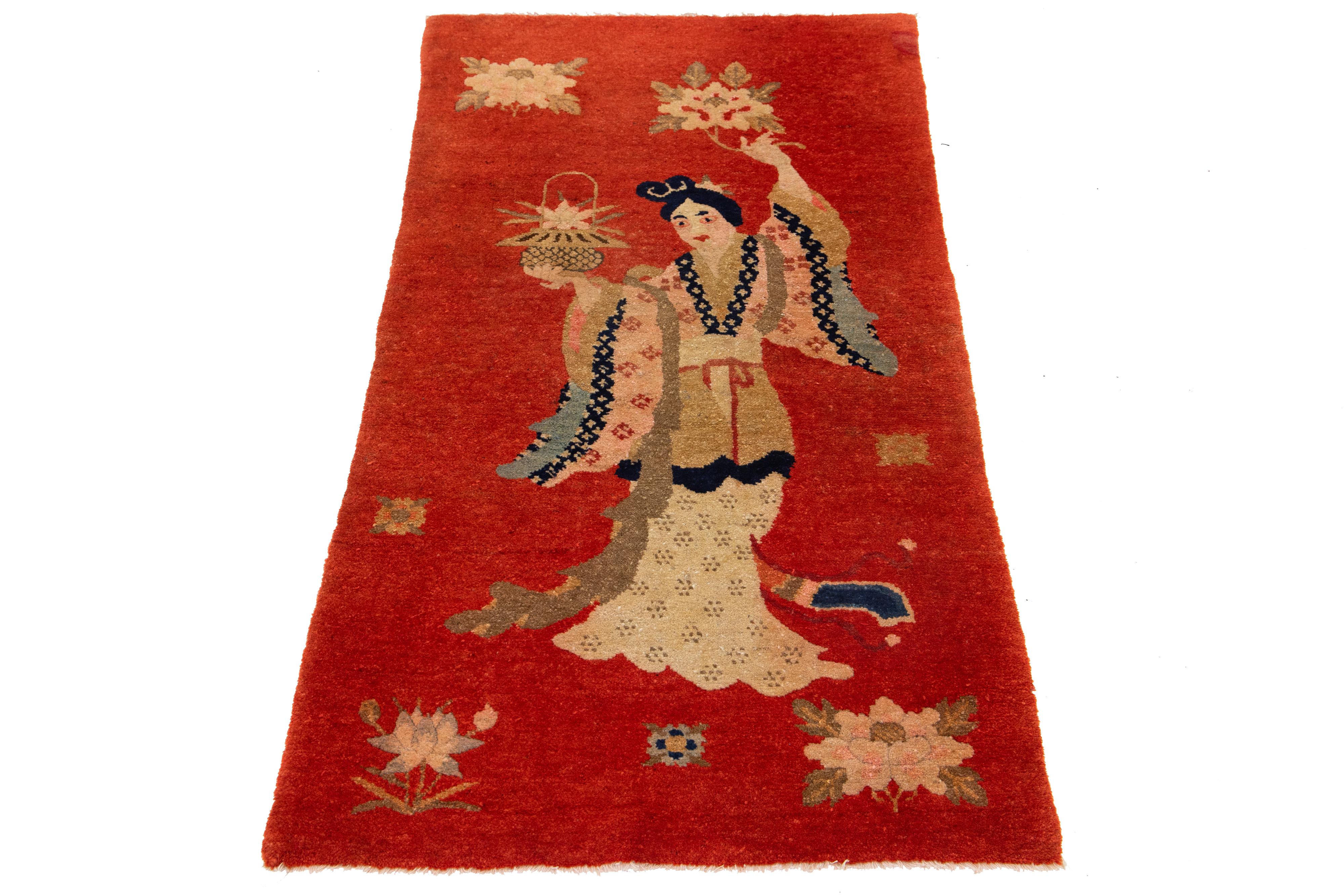 Un antico tappeto cinese Art Deco, annodato a mano in lana con sfondo rosso. Presenta un disegno pittorico multicolore.


Questo tappeto misura 2'2'' x 4'1''.
 