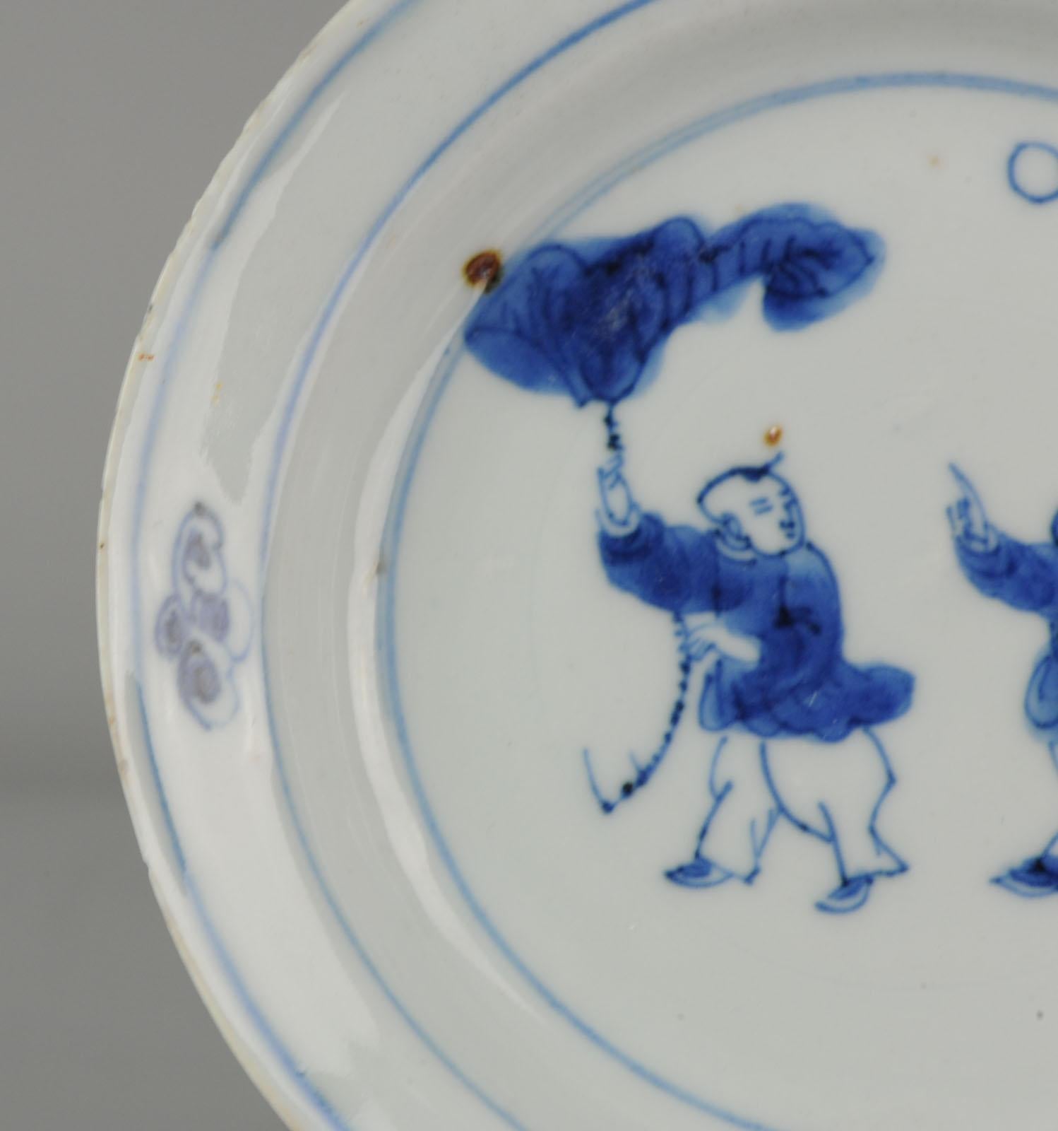 Assiette chinoise ancienne en porcelaine du 17ème siècle, Ming Tianqi, garçons transitionnels en vente 4