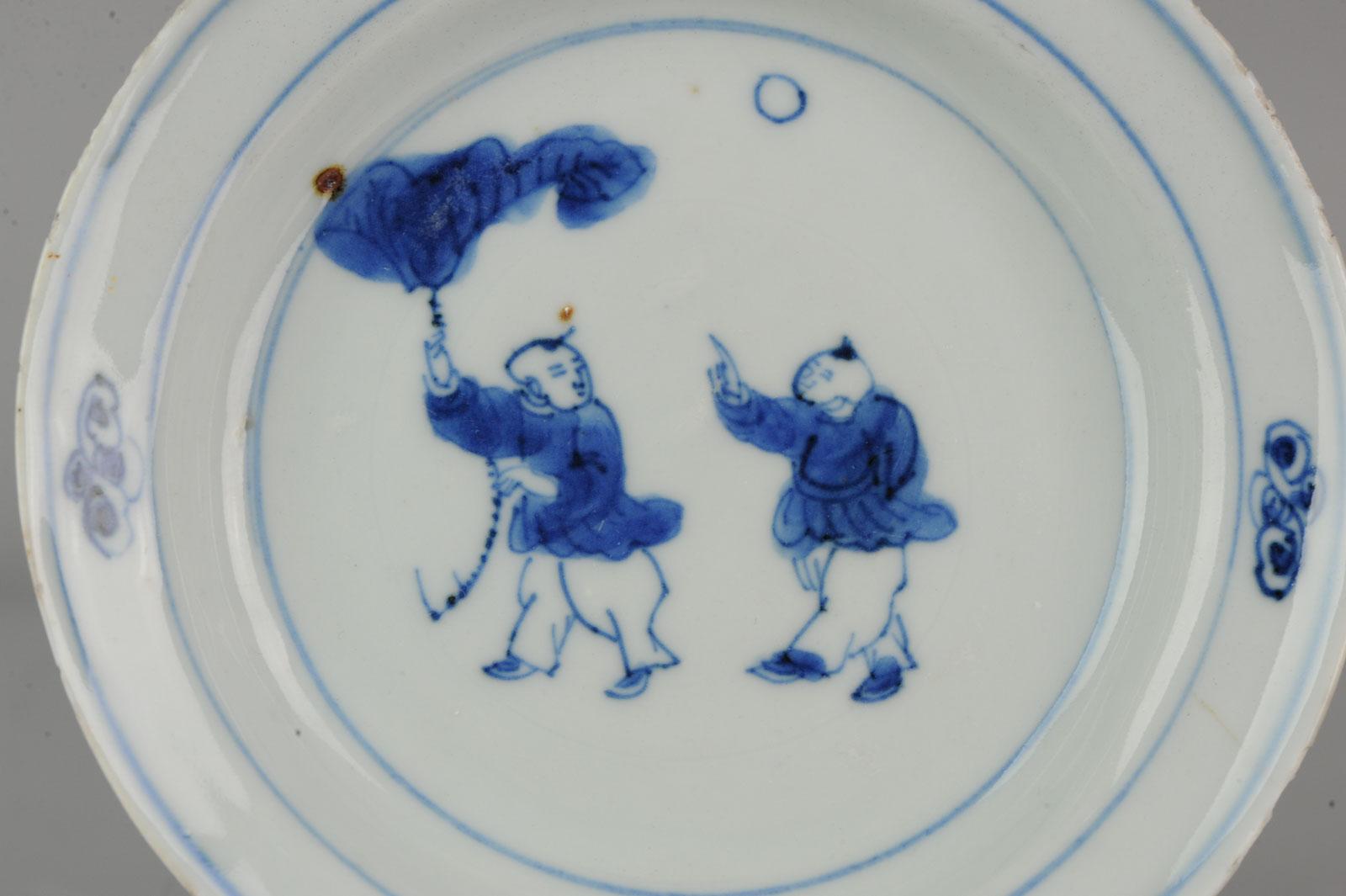 Assiette chinoise ancienne en porcelaine du 17ème siècle, Ming Tianqi, garçons transitionnels en vente 1