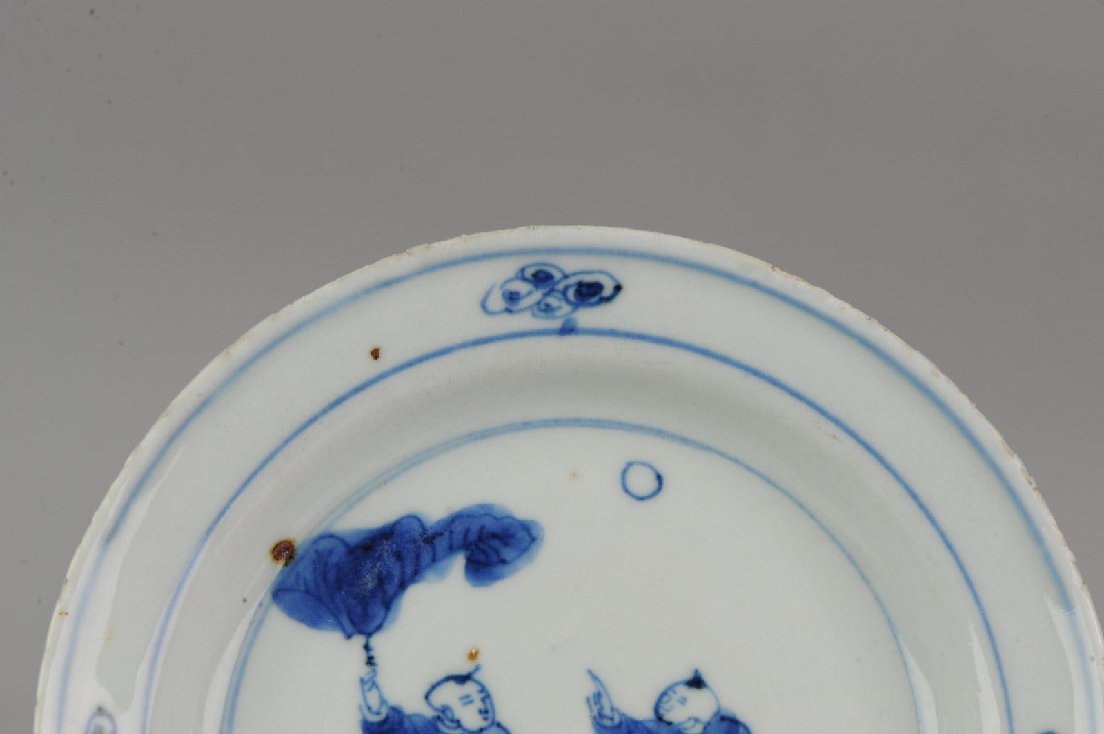 Assiette chinoise ancienne en porcelaine du 17ème siècle, Ming Tianqi, garçons transitionnels en vente 2
